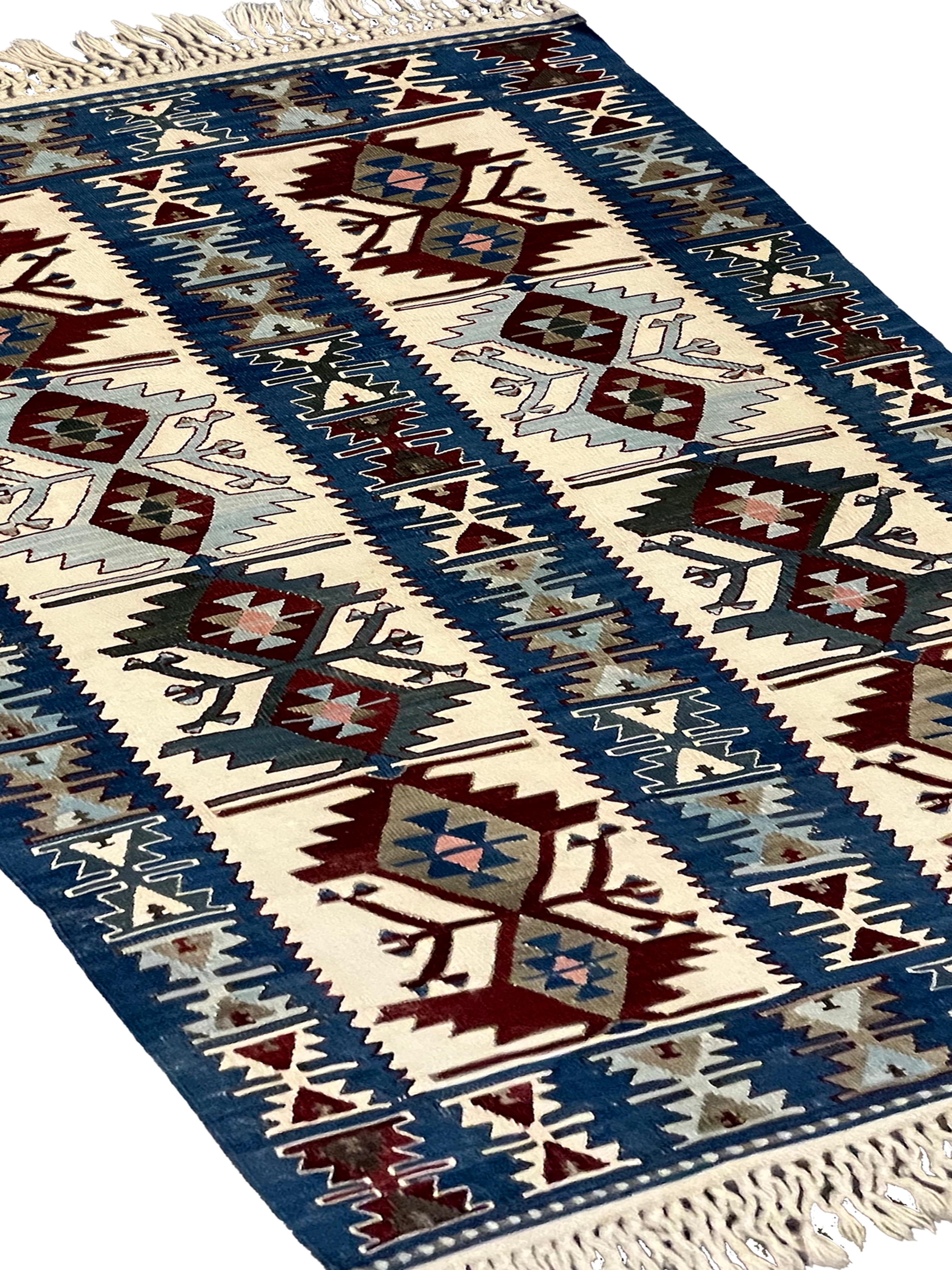 Country Tapis Kilim bleu géométrique fait à la main Tapis tribal oriental crème  en vente