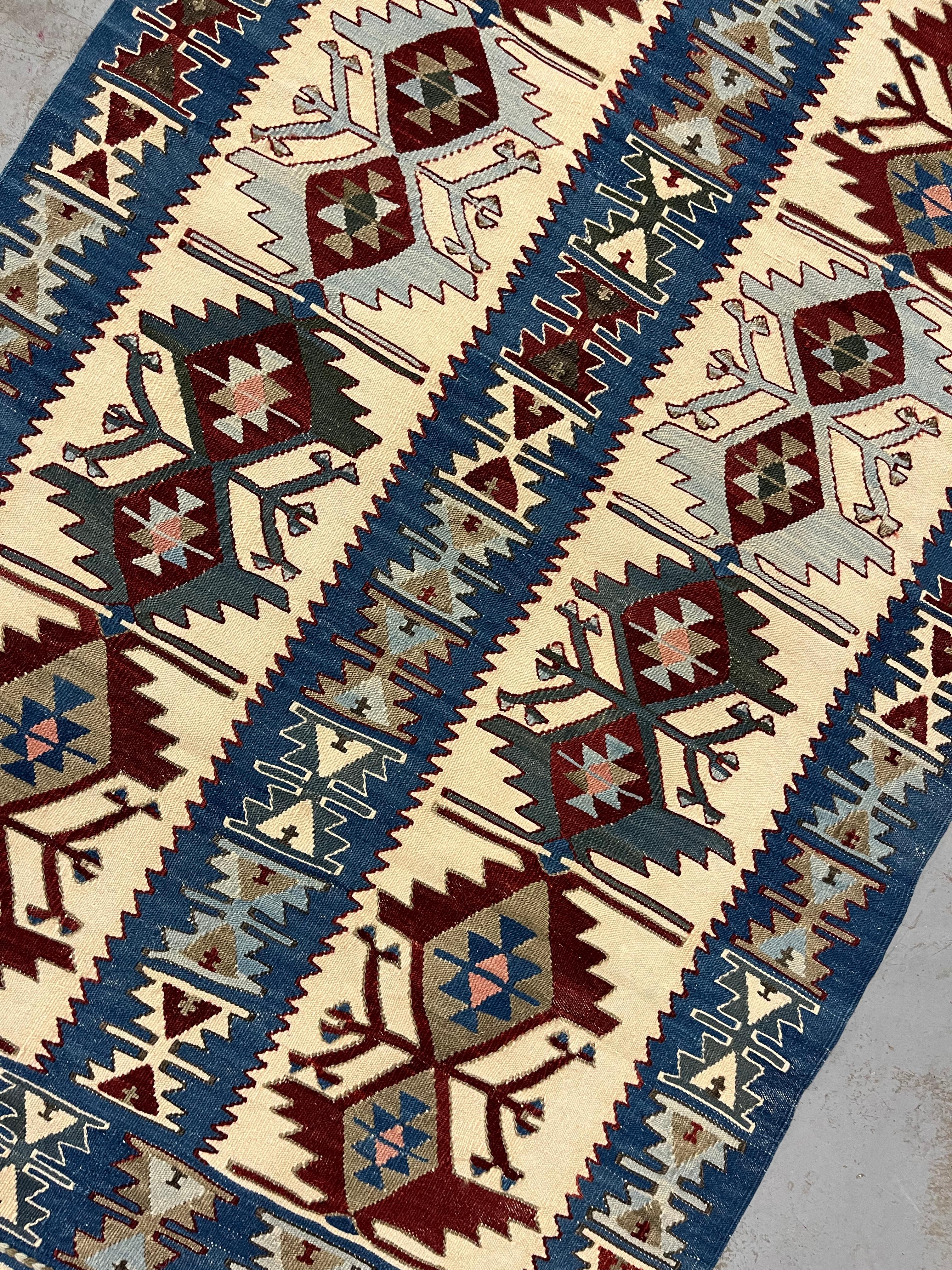 Noué à la main Tapis Kilim bleu géométrique fait à la main Tapis tribal oriental crème  en vente