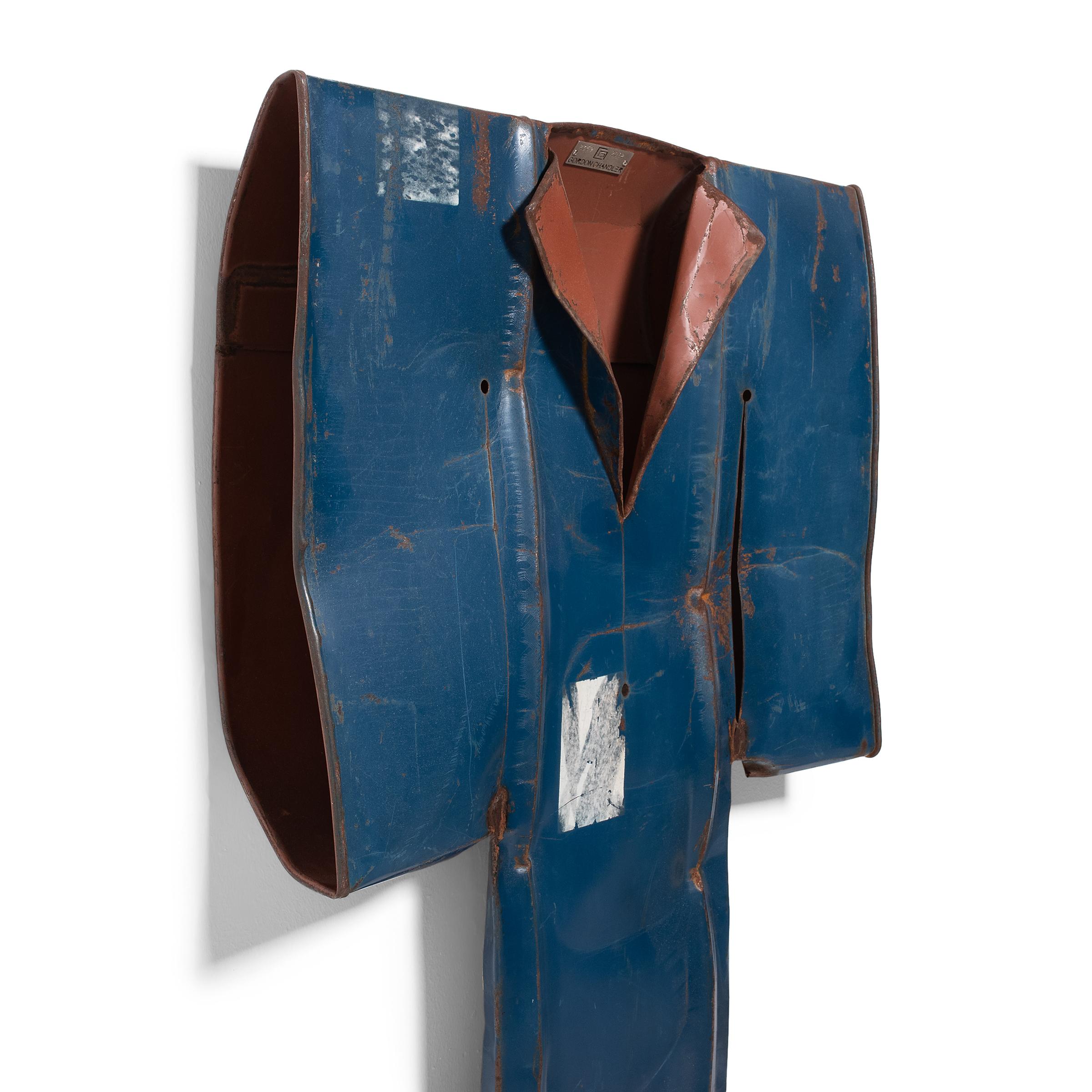 Après avoir découvert un tambour en acier usé par le temps et déformé pour ressembler à la manche d'un vêtement, l'artiste Gordon Chandler a eu l'idée de se lancer dans une série de sculptures de kimonos formées à partir de déchets métalliques