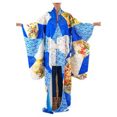 Blauer blauer Kimono mit Goldblumen-Gartenszene