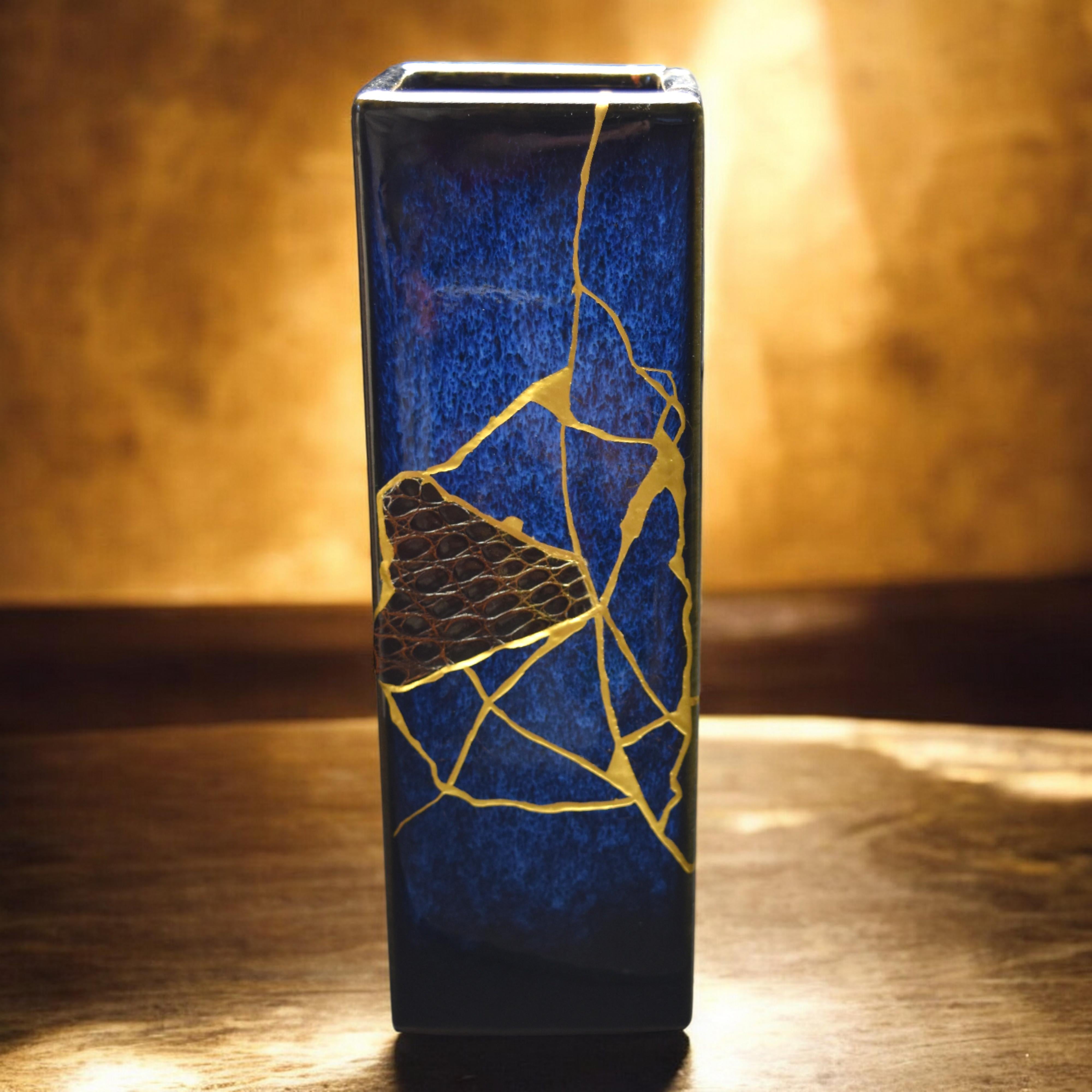 

Un pezzo davvero eccezionale: Vaso Kintsugi blu con intarsio in pelle di coccodrillo

Questo vaso in gres blu da 21 cm è un vero e proprio oggetto da collezione, realizzato con una meticolosa cura artigianale.

Realizzato a mano da un ceramista