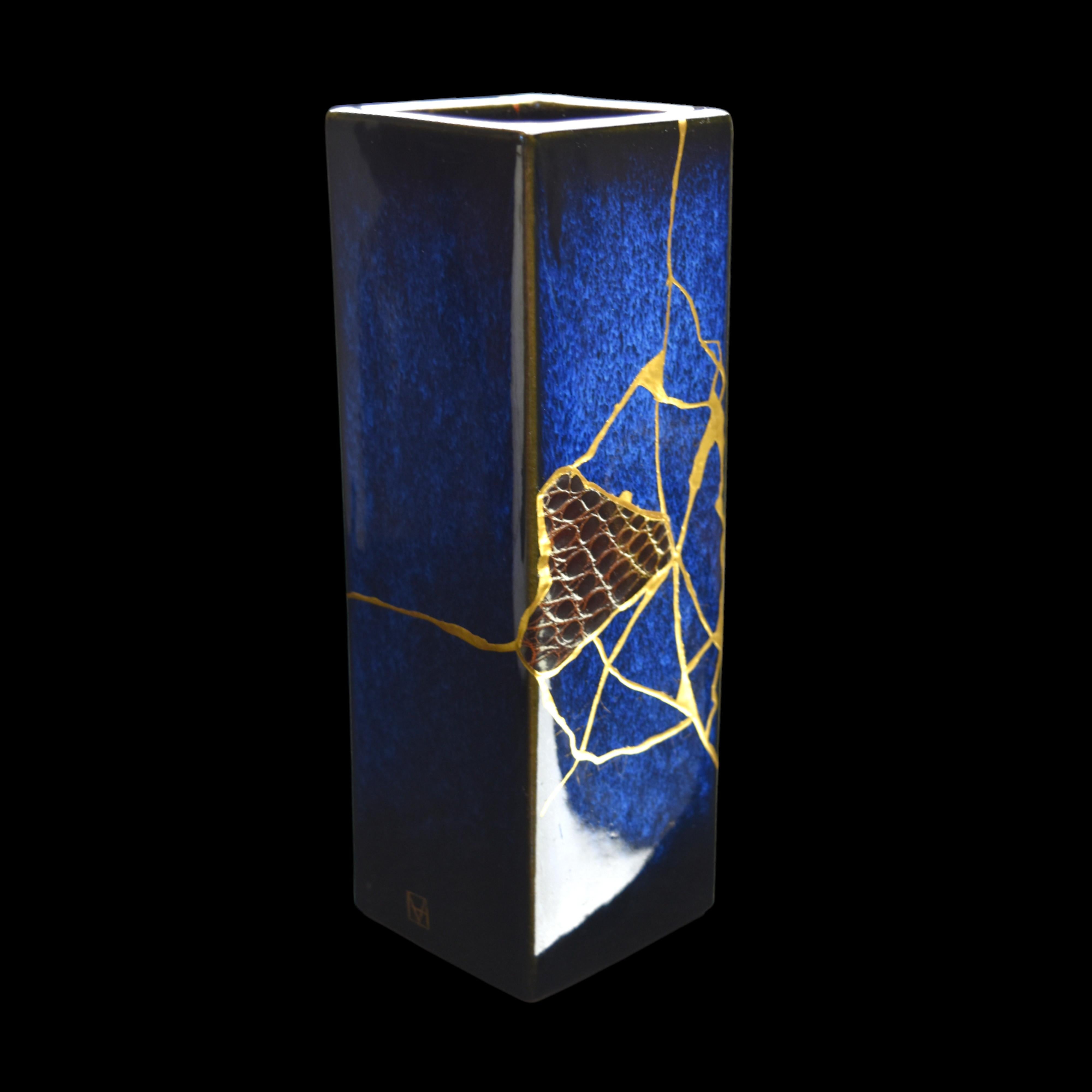 Francese Vaso kintsugi blu con pelle di coccodrillo in vendita