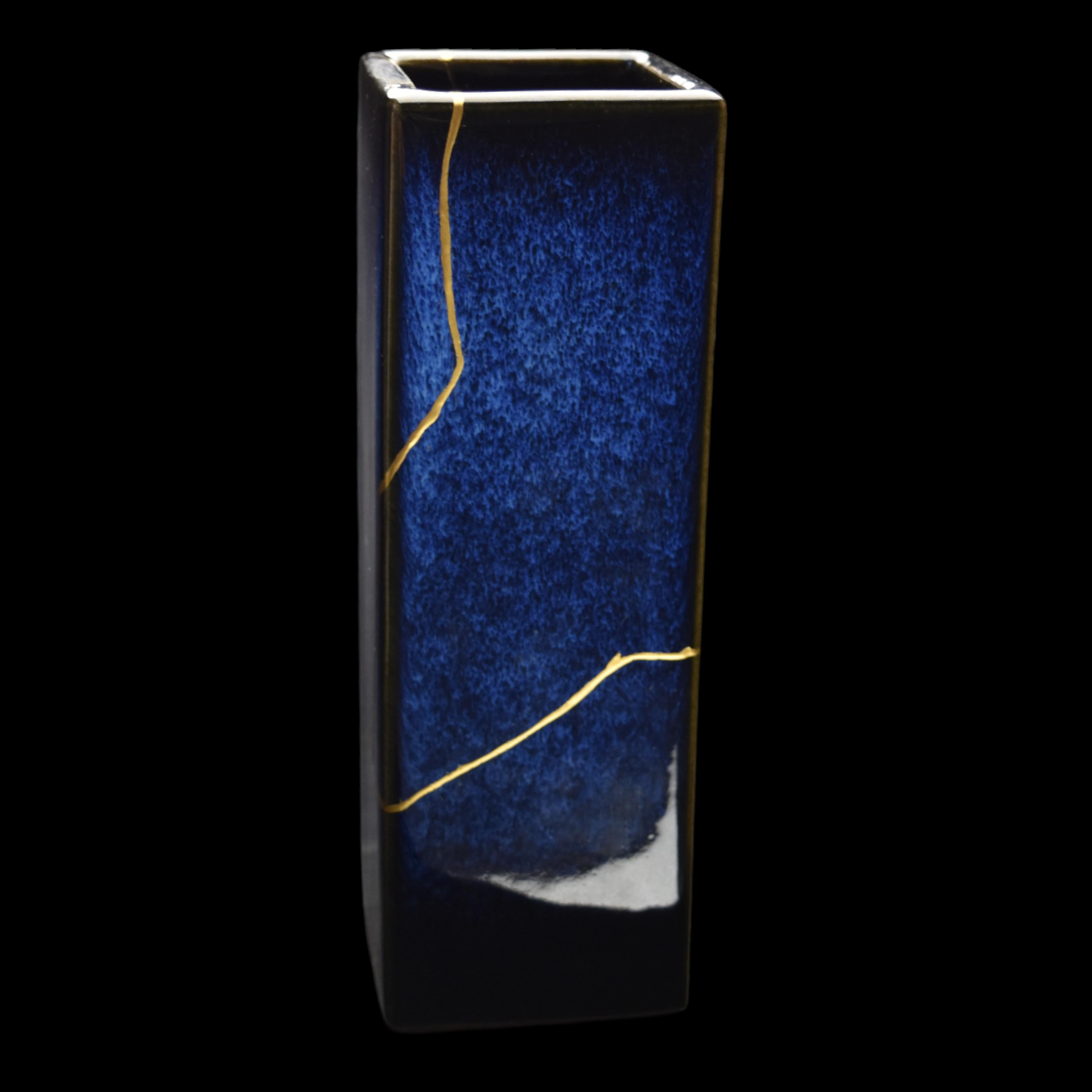 XXI secolo e contemporaneo Vaso kintsugi blu con pelle di coccodrillo in vendita