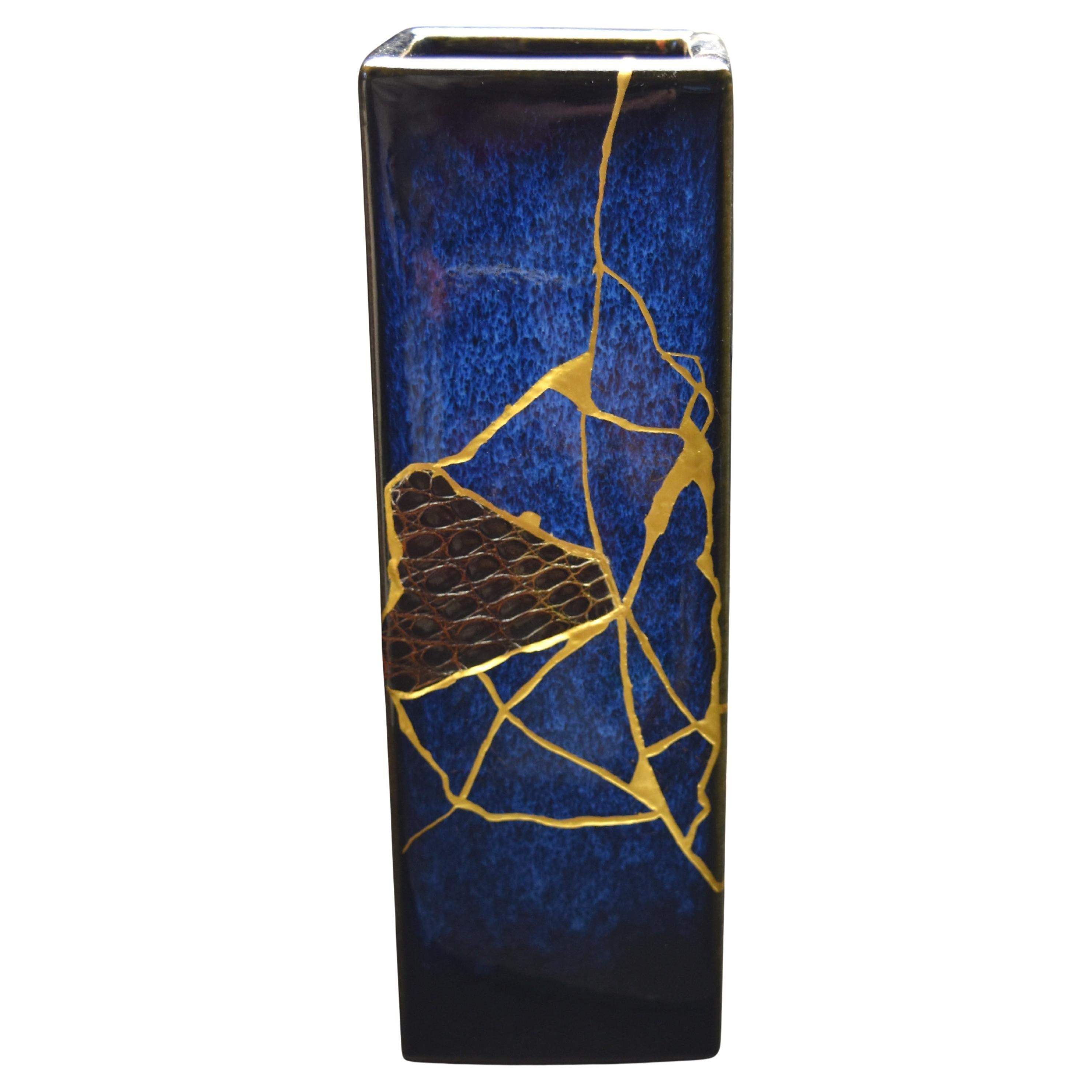 Vaso kintsugi blu con pelle di coccodrillo