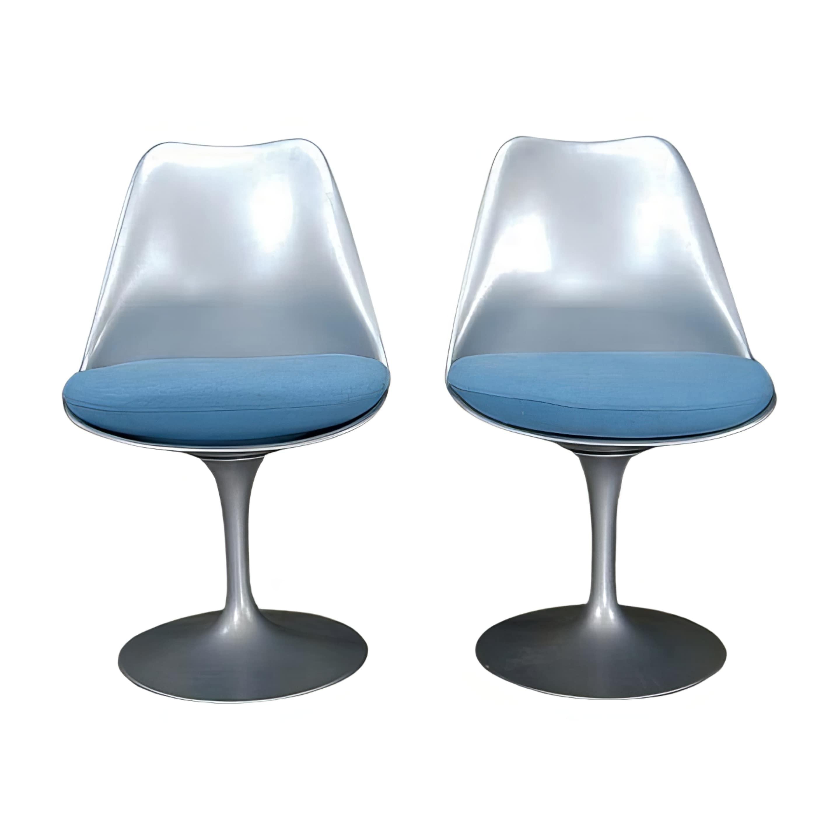 Ti presentiamo la sedia Knoll Tulip di Eero Saarinen, uno splendido set di due sedie che esemplifica l'eleganza moderna della metà del secolo. Queste sedie iconiche sono caratterizzate da un'elegante base a piedistallo realizzata in fusione di