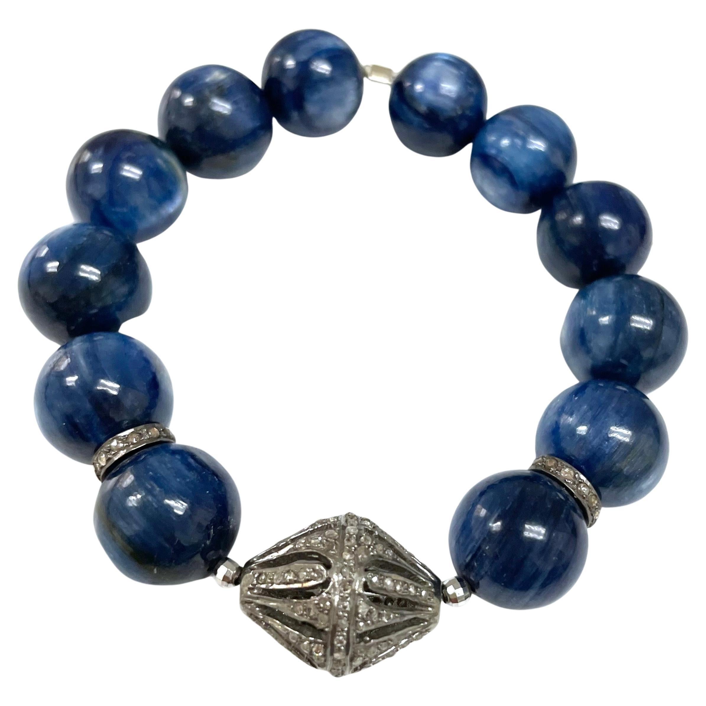 Beschreibung
Hochwertiges blaues Kyanit-Stretcharmband, verziert mit einem großen 15x20 mm großen, gepflasterten Diamant in der Mitte und Rondellen. 
Artikel Nr. B1102
Tragen Sie zwei davon zusammen, um einen Akzent zu setzen, siehe Artikel B1101,