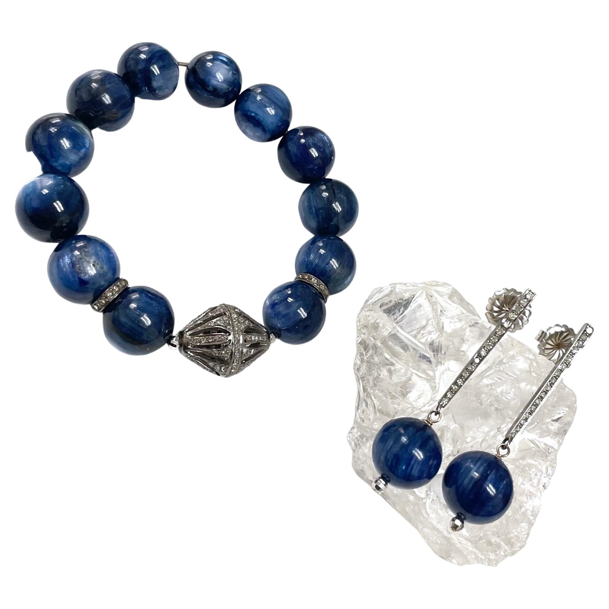 Armband aus blauem Kyanit und Diamanten (Kugelschliff) im Angebot