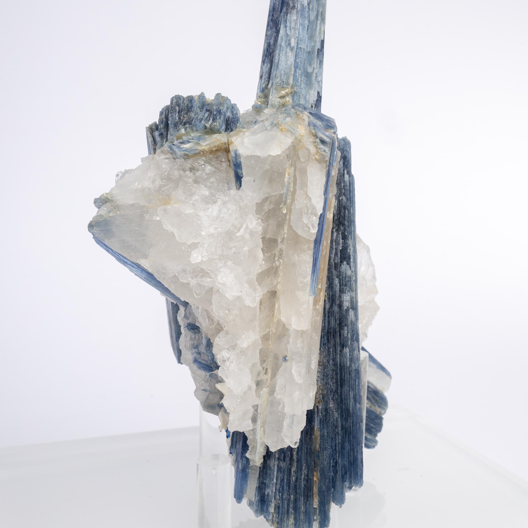 Blue Kyanite and Quartz Specimen on Acrylic Box, Natural Crystal Sculpture In New Condition In Polanco, CDMX