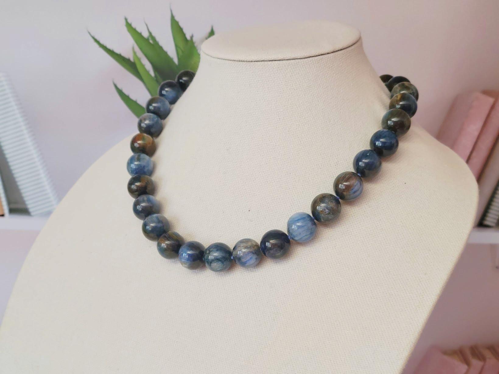 De las mujeres Collar de cuentas de cianita azul con cierre de cianita de plata de ley en venta
