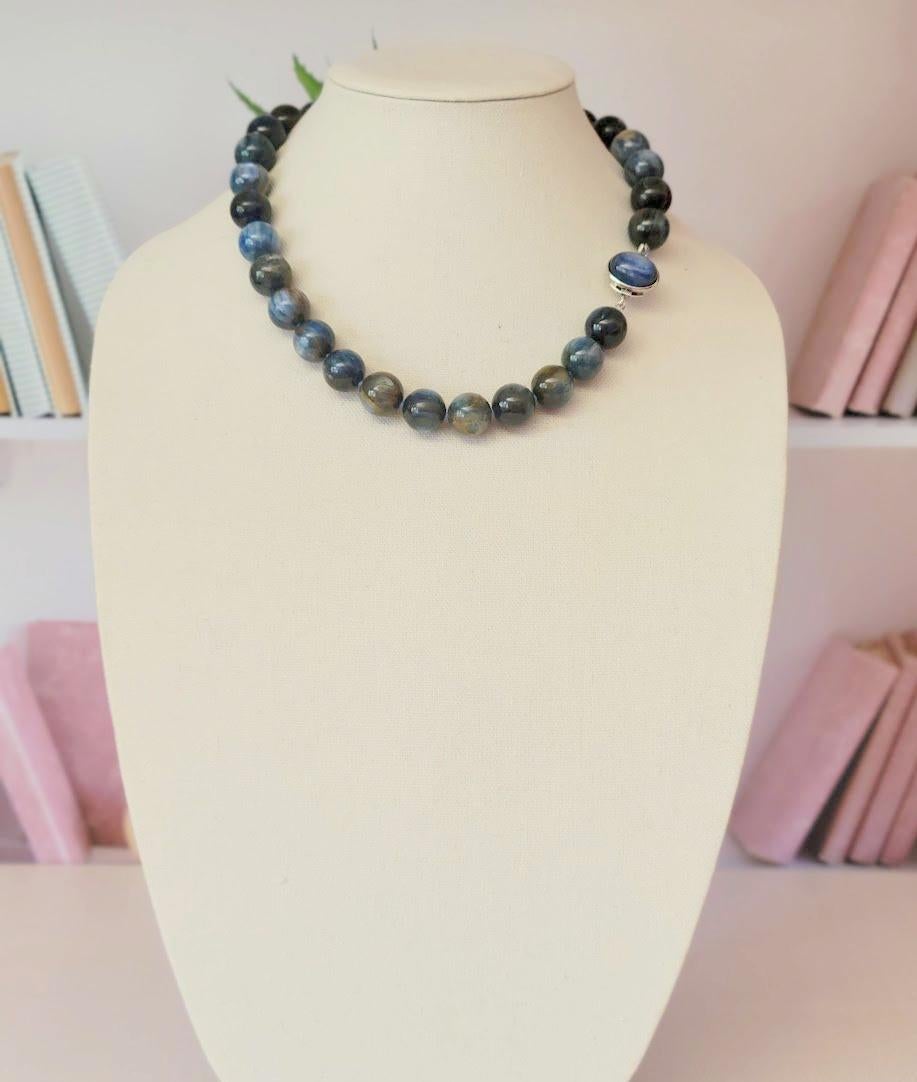 Collar de cuentas de cianita azul con cierre de cianita de plata de ley en venta 1