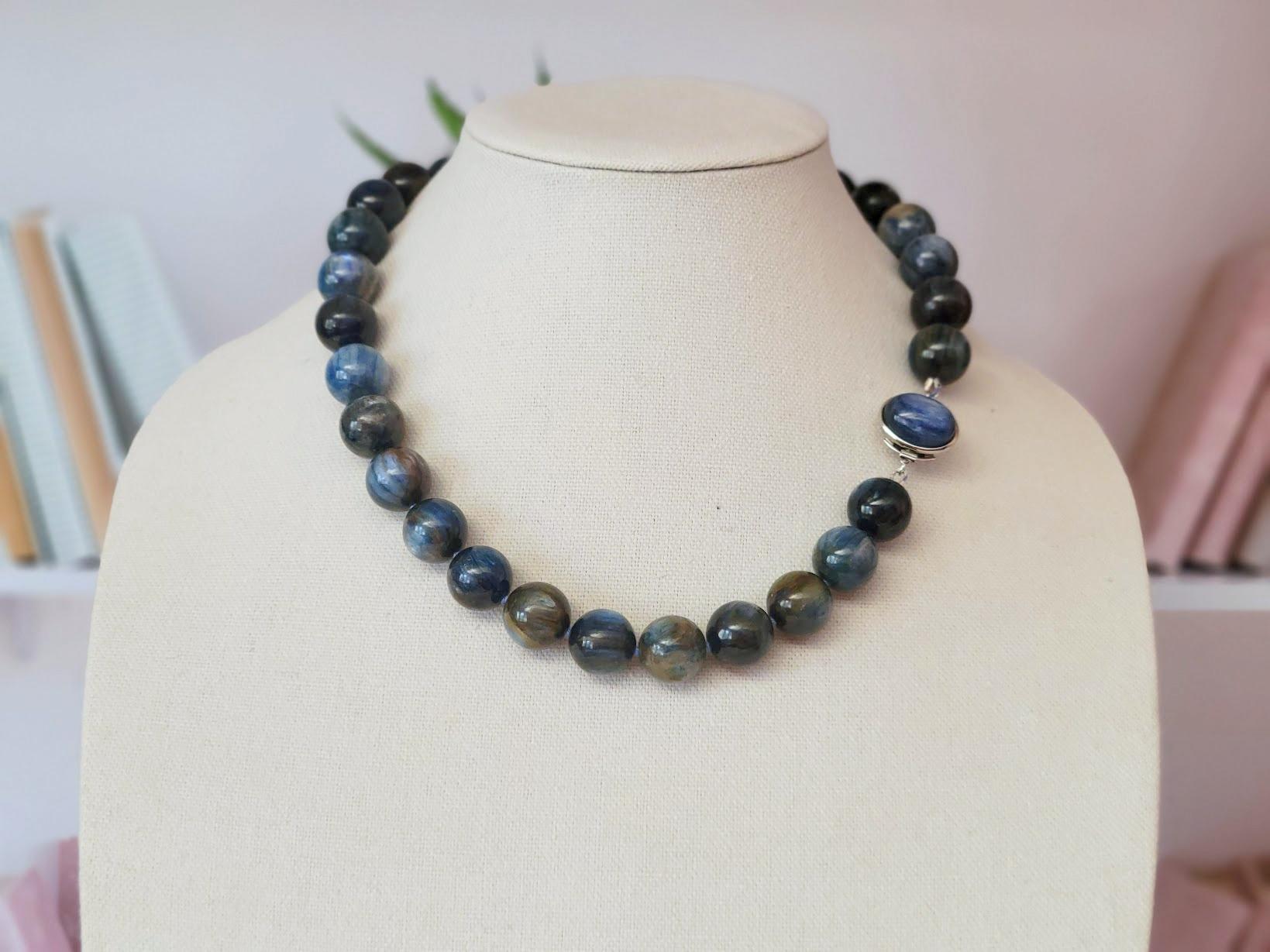 Collar de cuentas de cianita azul con cierre de cianita de plata de ley en venta 2