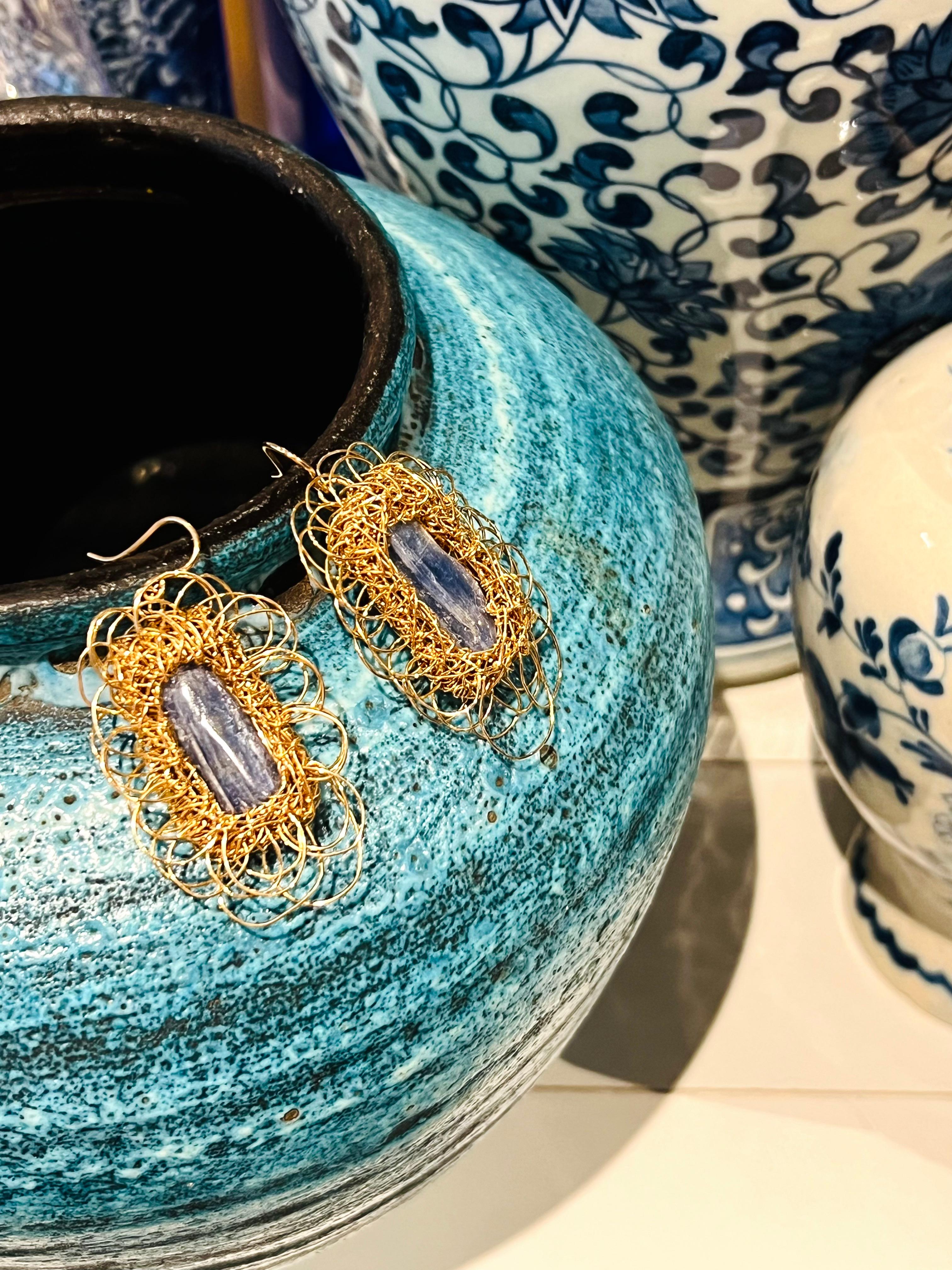 Orecchini di kyanite blu con montatura, unici nel loro genere. in vendita 9