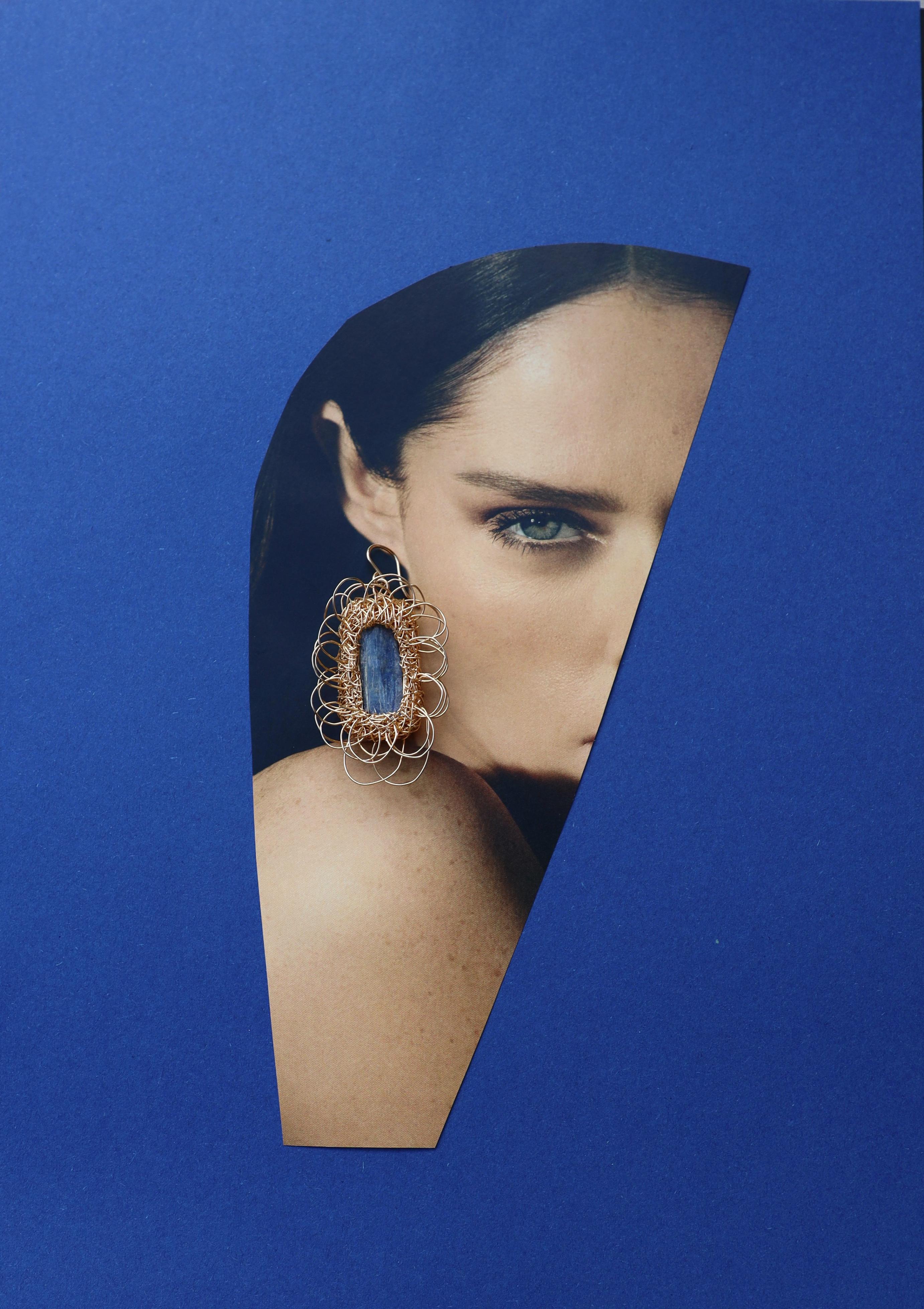 'Claudette'... un paio di orecchini unici con la più bella pietra blu fredda possibile e un nome che richiama stile, eleganza e divertimento! Le deliziose pietre blu lucide, in questo modello di orecchini leggermente allungato, sono veri e propri