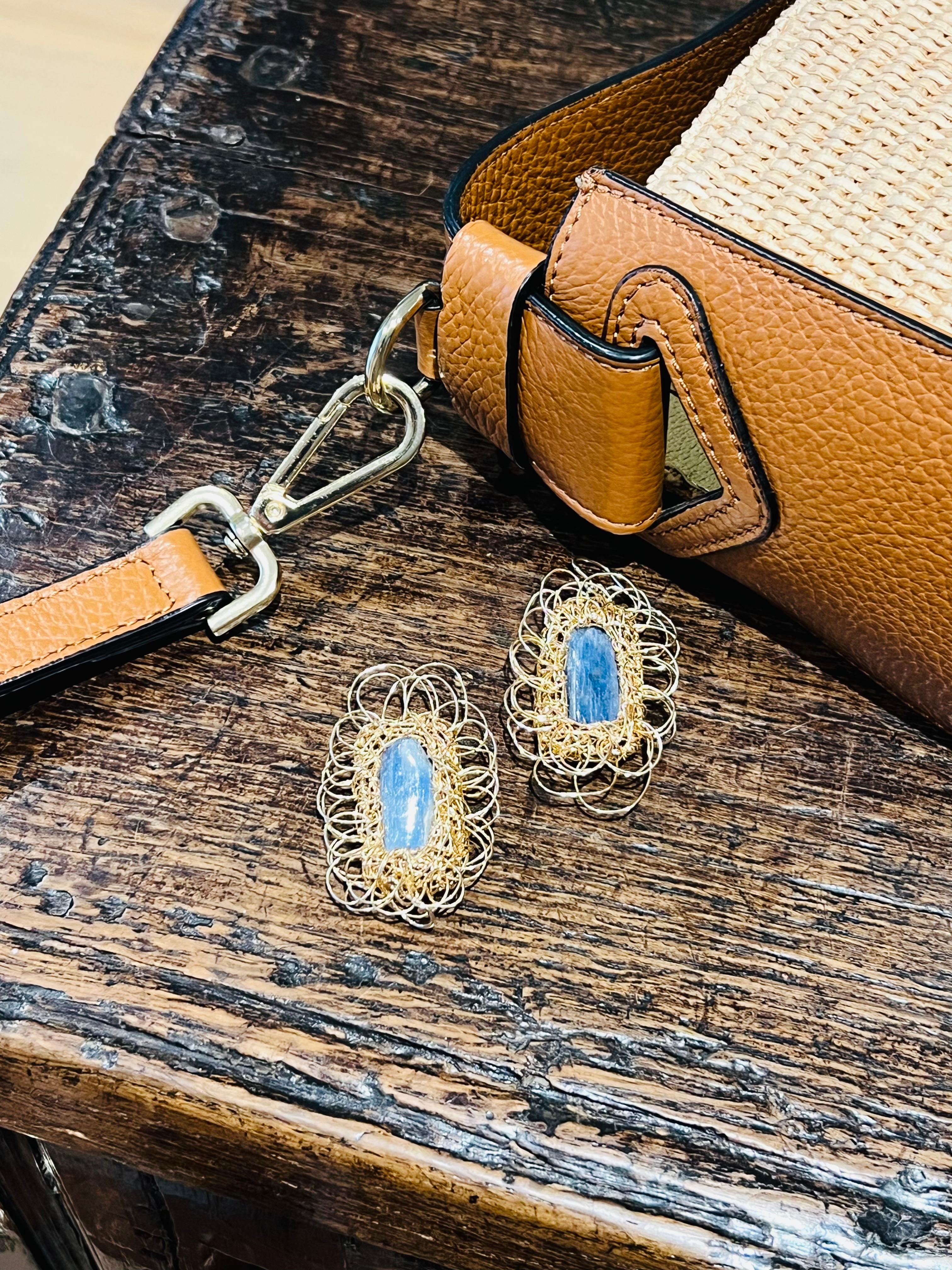 da uomo o donna Orecchini di kyanite blu con montatura, unici nel loro genere. in vendita