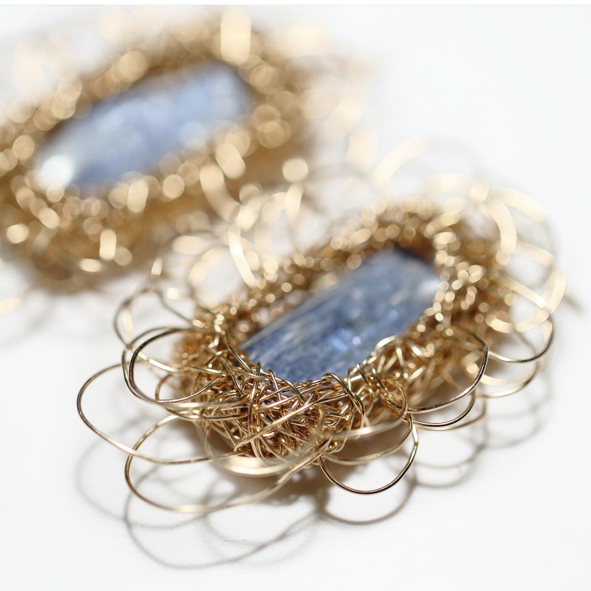 Orecchini di kyanite blu con montatura, unici nel loro genere. in vendita 2