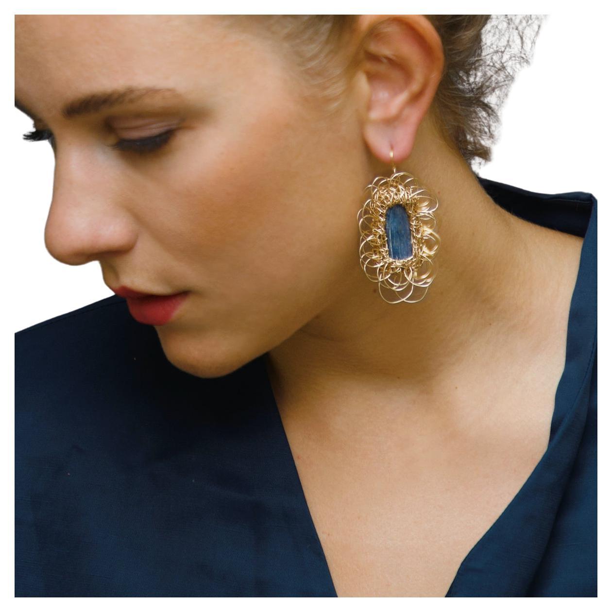 Boucles d'oreilles de style encadré en distorsion de Kyanite bleu Boucles d'oreilles One-of-a-Kind de l'artiste