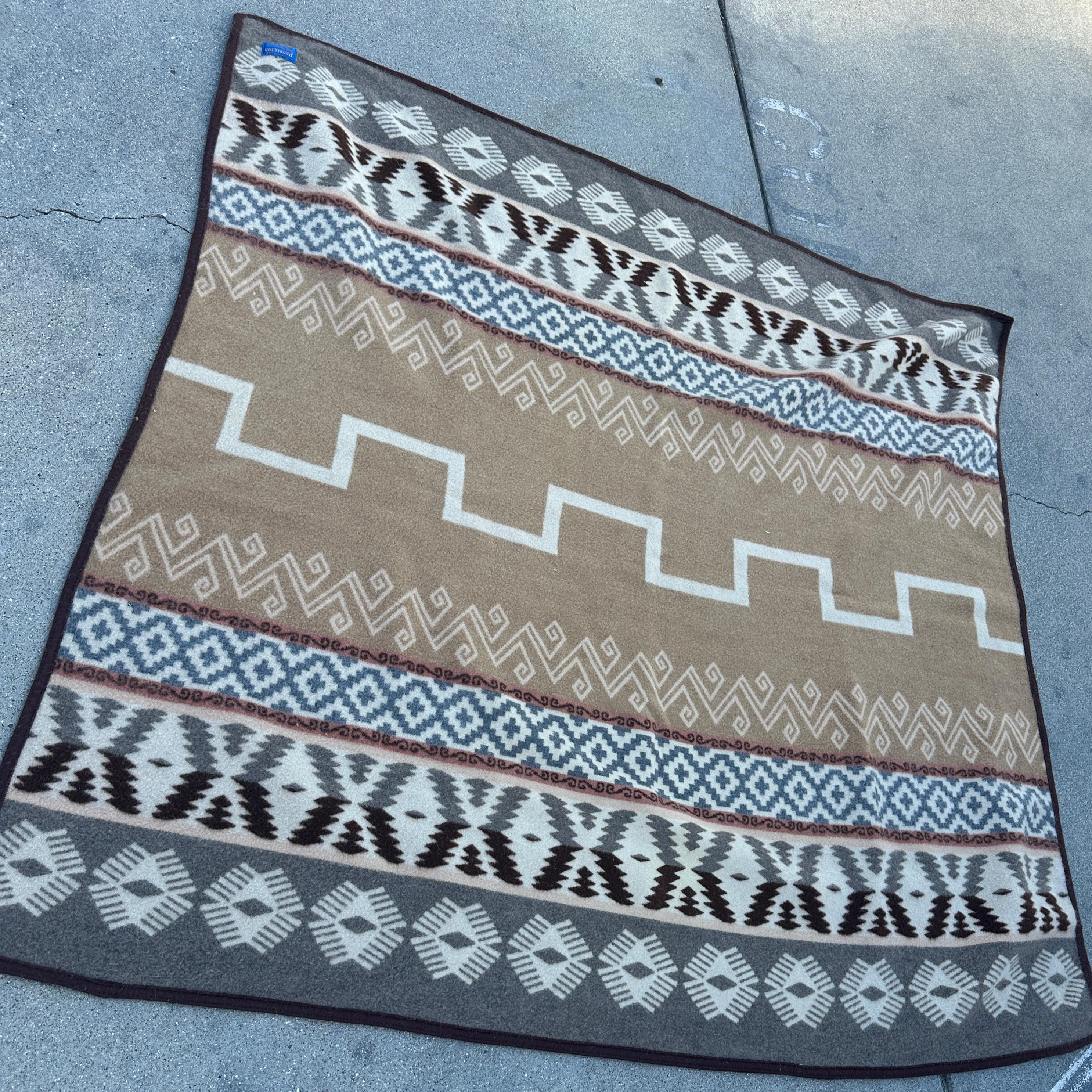Mid Century Pendleton blanekt in amazing condition.
Beautiful double sided pattern of opposite color. Blue label in tact, shown in images. The binding a beautiful brown and is mint. 

This is a mint condition Pendleton. 