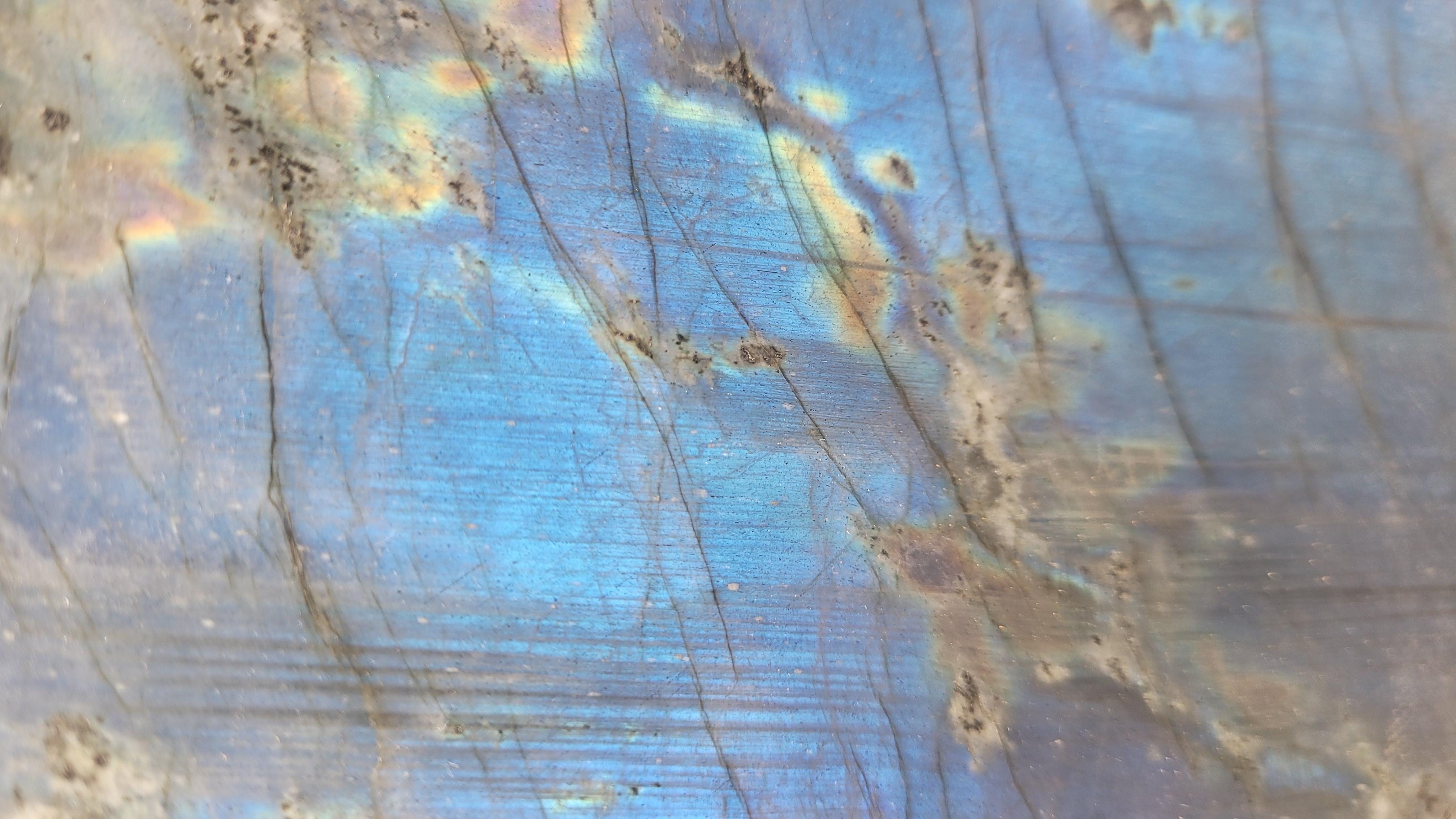Malgascio Labradorite blu con base in legno in vendita