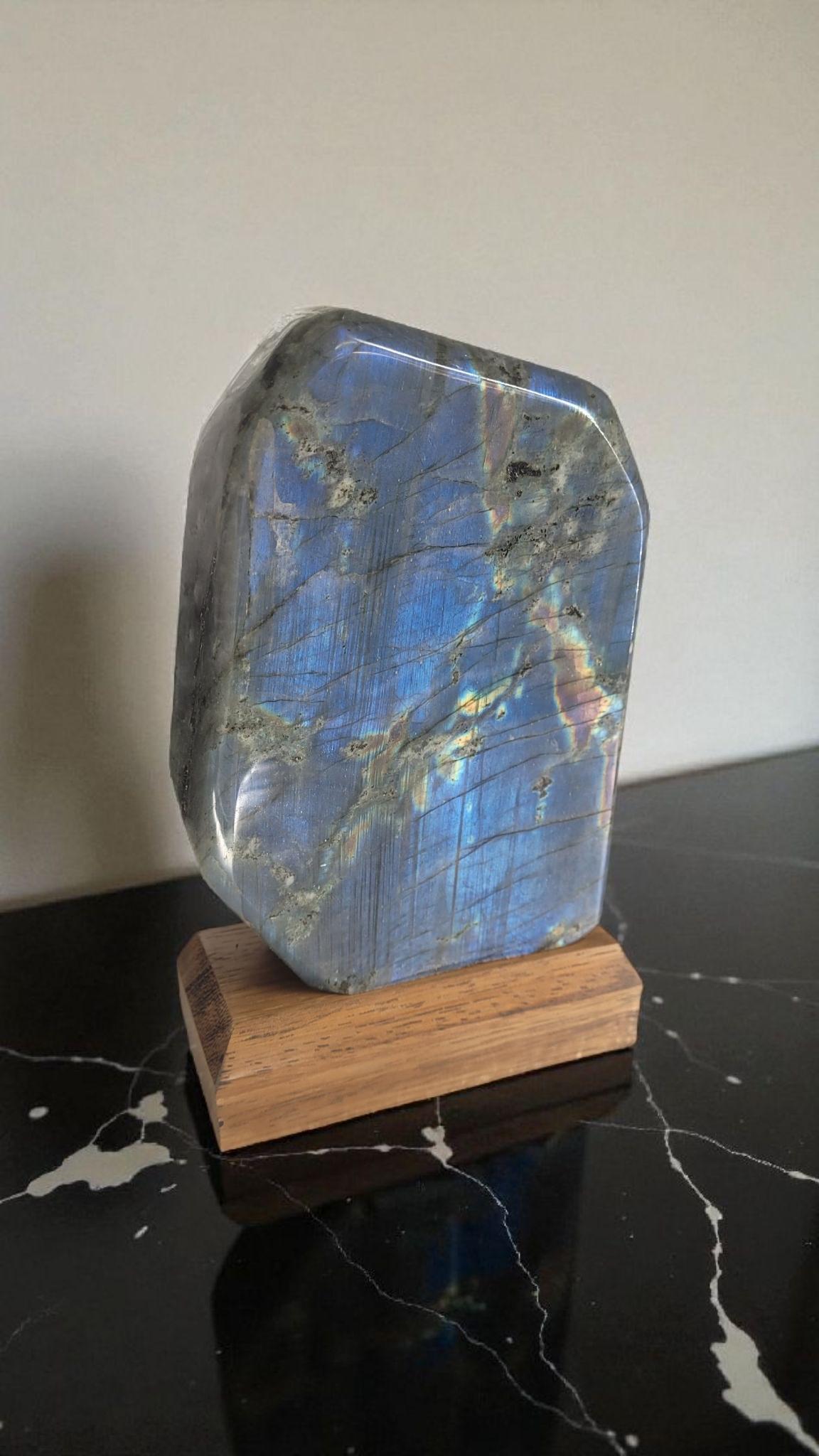 Lucidato Labradorite blu con base in legno in vendita