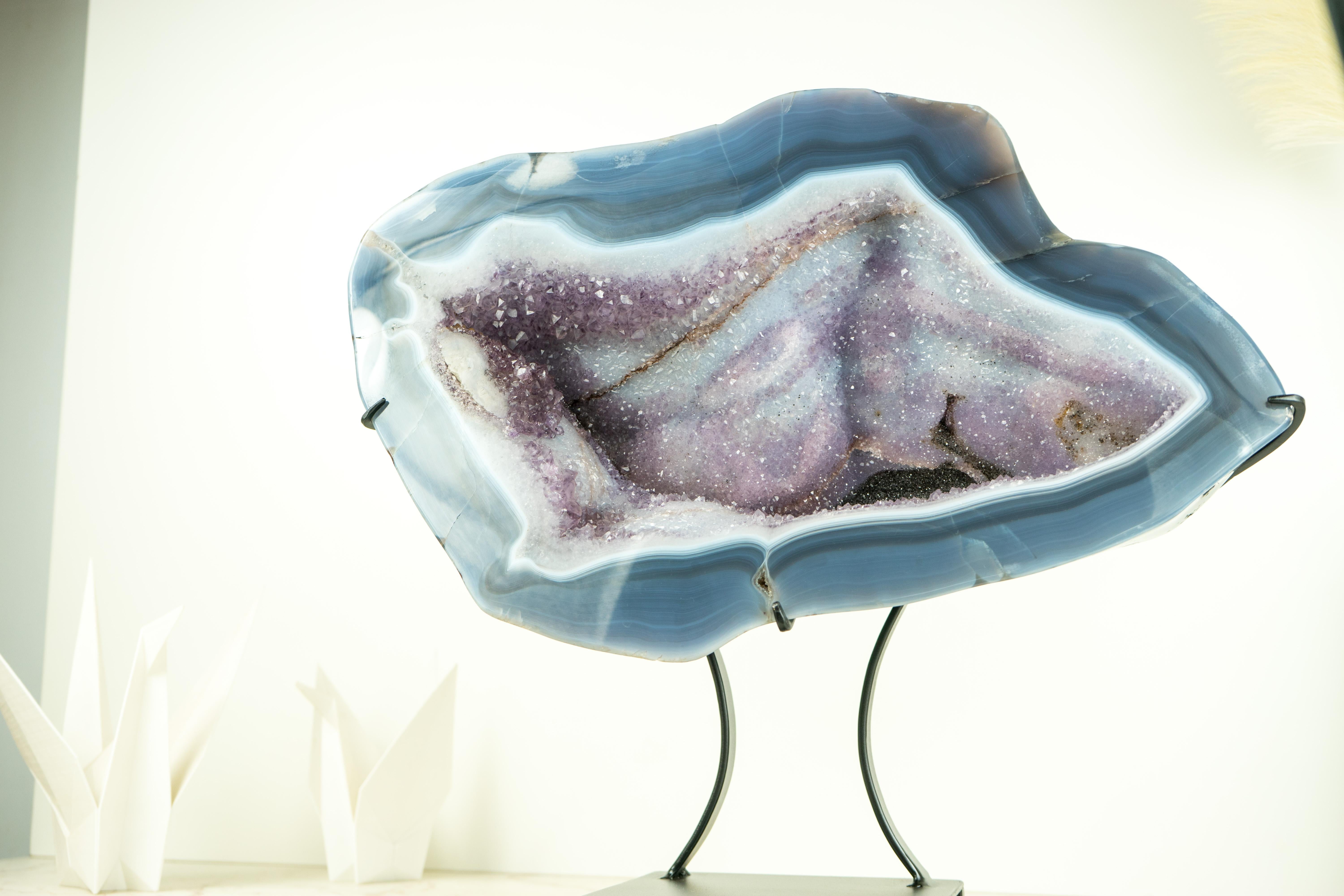 Blue Lace Agate Geode with a Swan Drawing on Sparkly Druzy, A Natural Painting In New Condition For Sale In Ametista Do Sul, BR