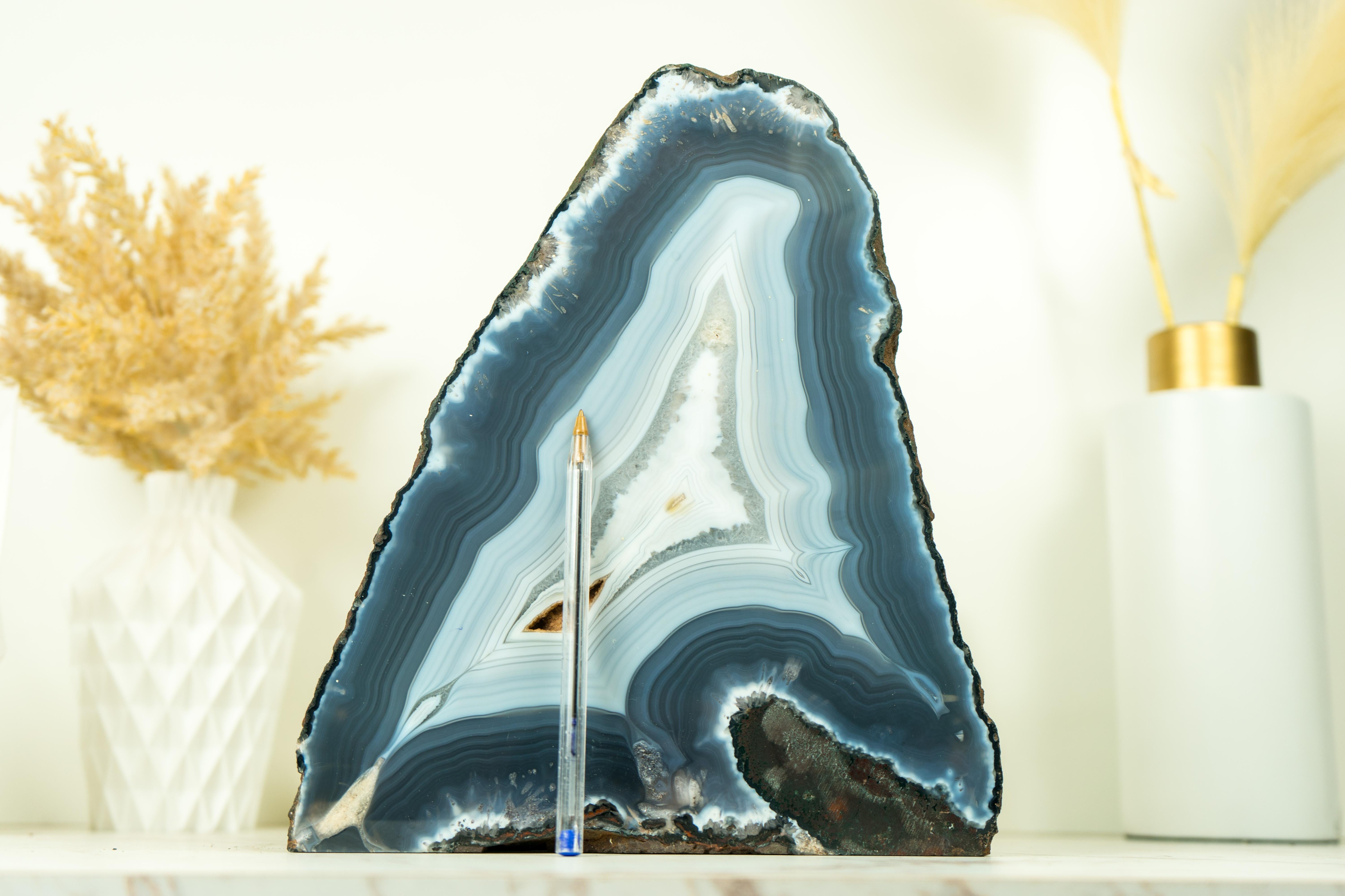 Blauer Spitzen-Achat-Geode mit seltenen Einschlüssen, ein natürliches Kunstwerk im Angebot 6