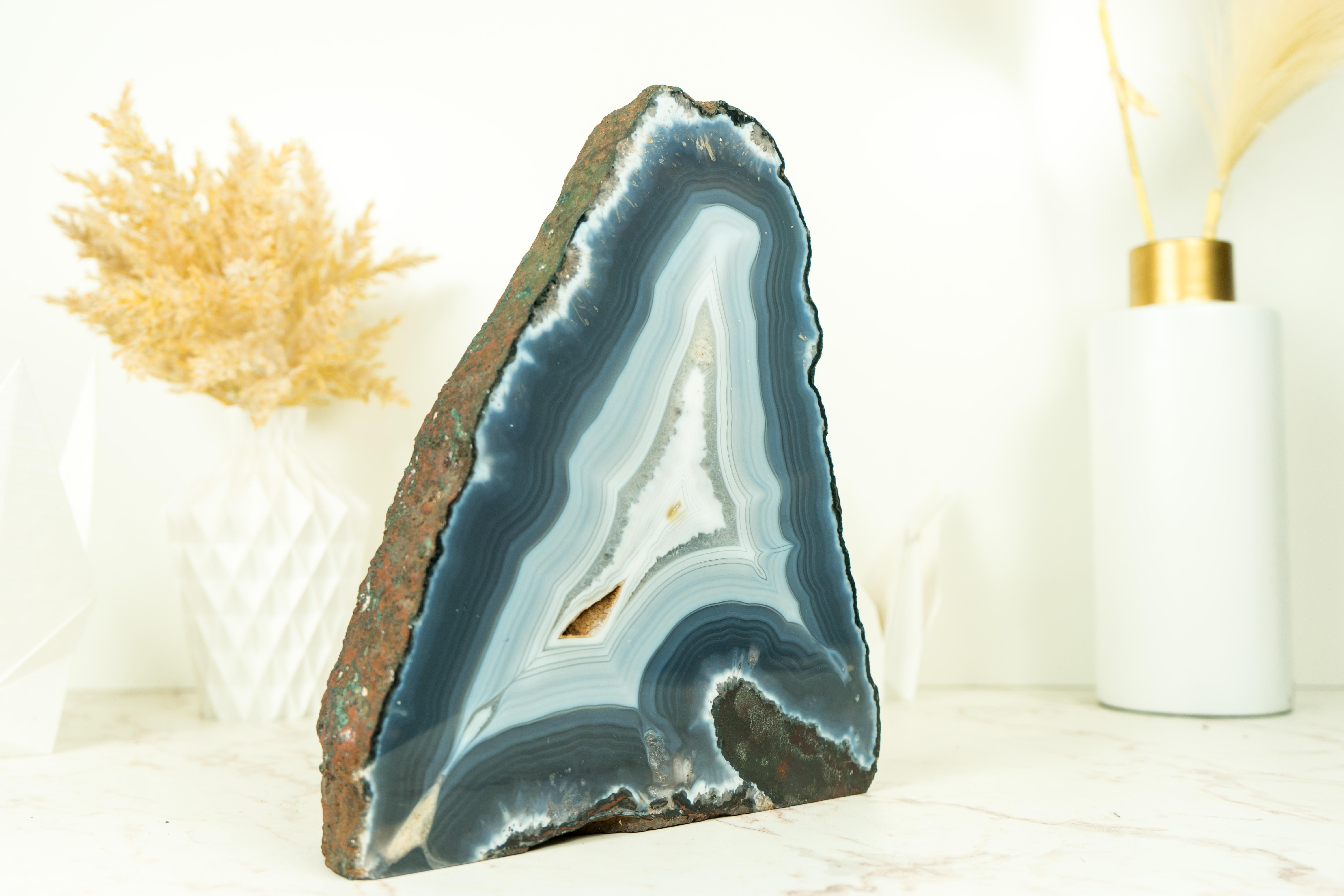 Blauer Spitzen-Achat-Geode mit seltenen Einschlüssen, ein natürliches Kunstwerk (Brasilianisch) im Angebot