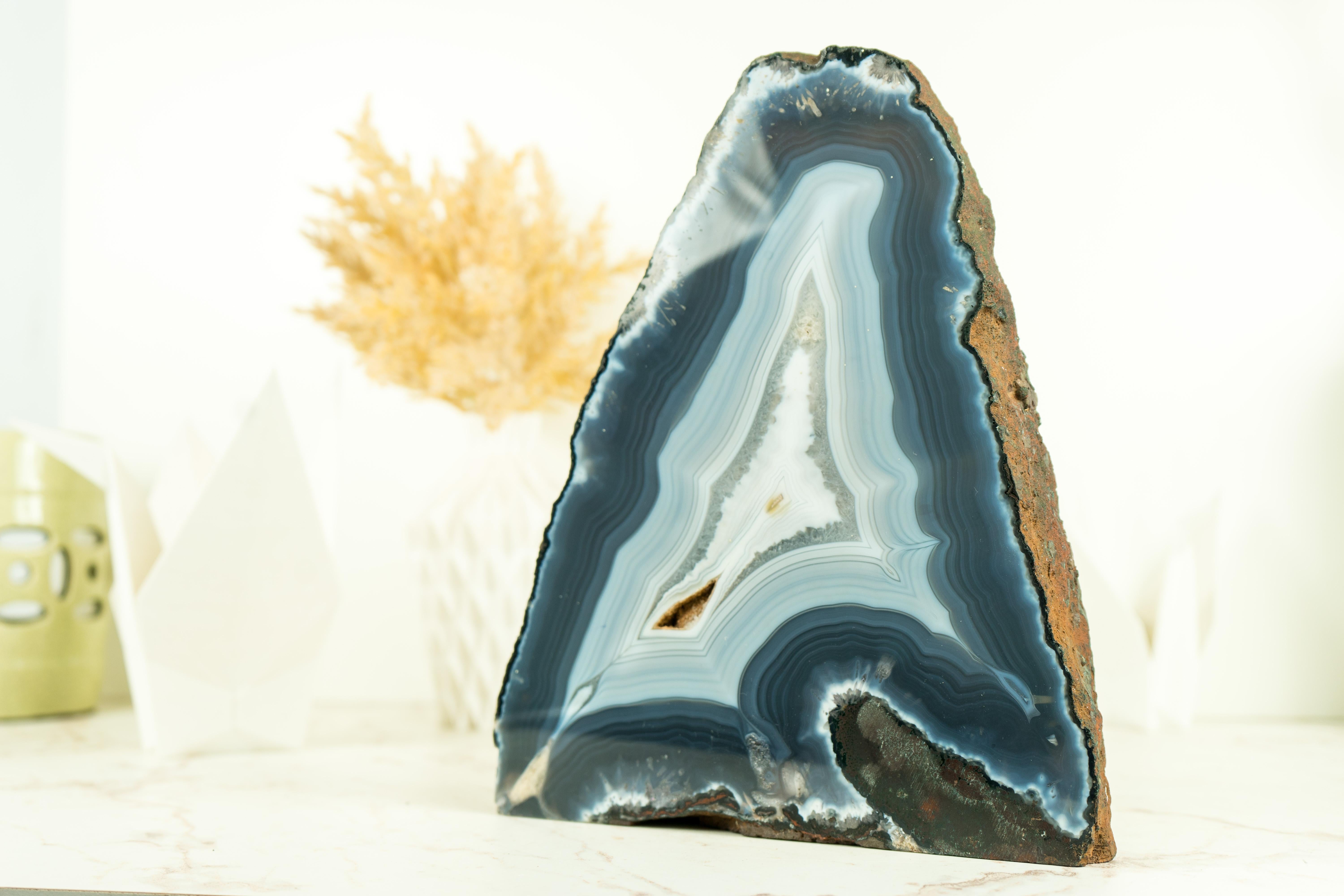Blauer Spitzen-Achat-Geode mit seltenen Einschlüssen, ein natürliches Kunstwerk (21. Jahrhundert und zeitgenössisch) im Angebot