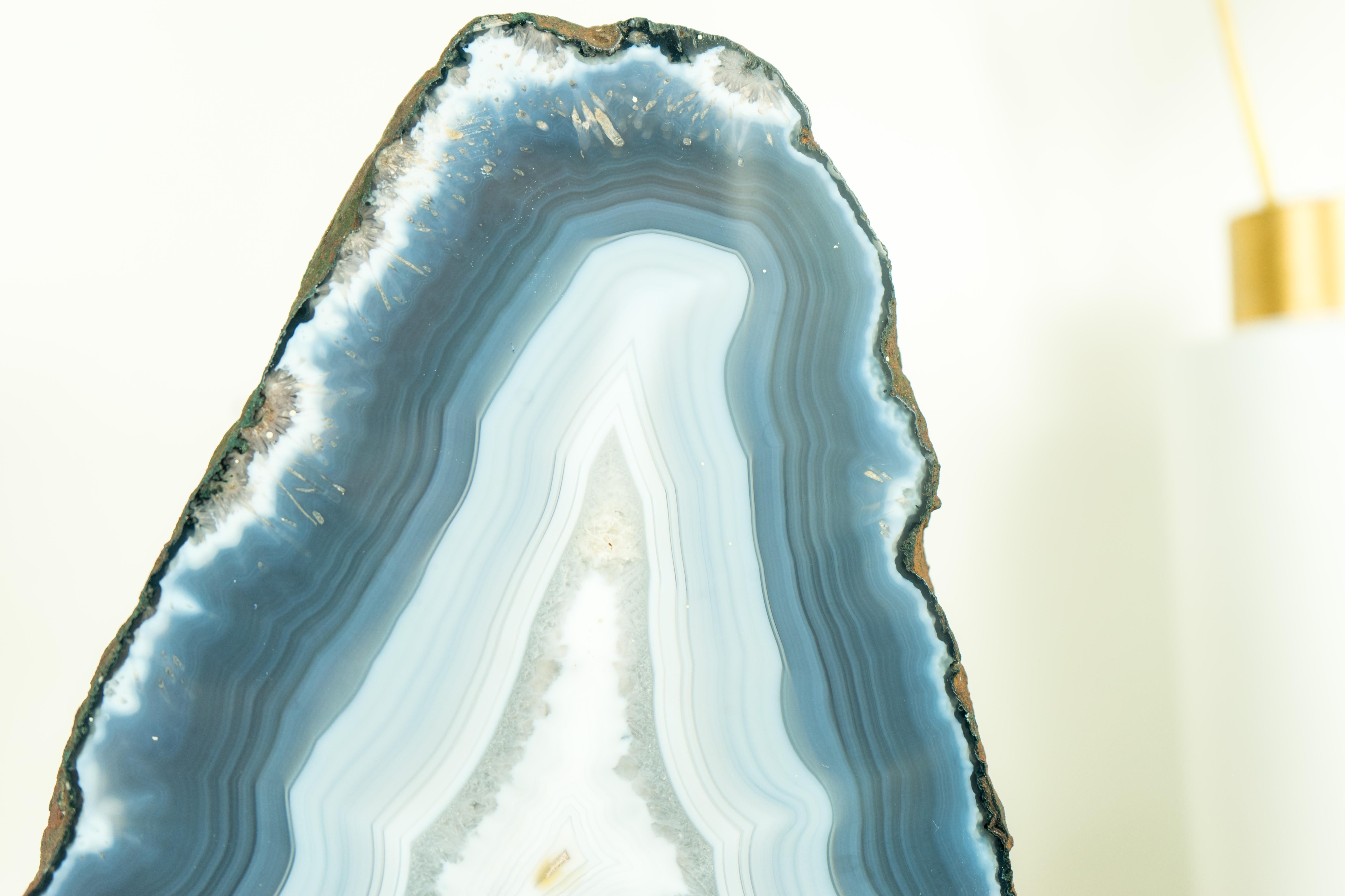 Blauer Spitzen-Achat-Geode mit seltenen Einschlüssen, ein natürliches Kunstwerk im Angebot 1