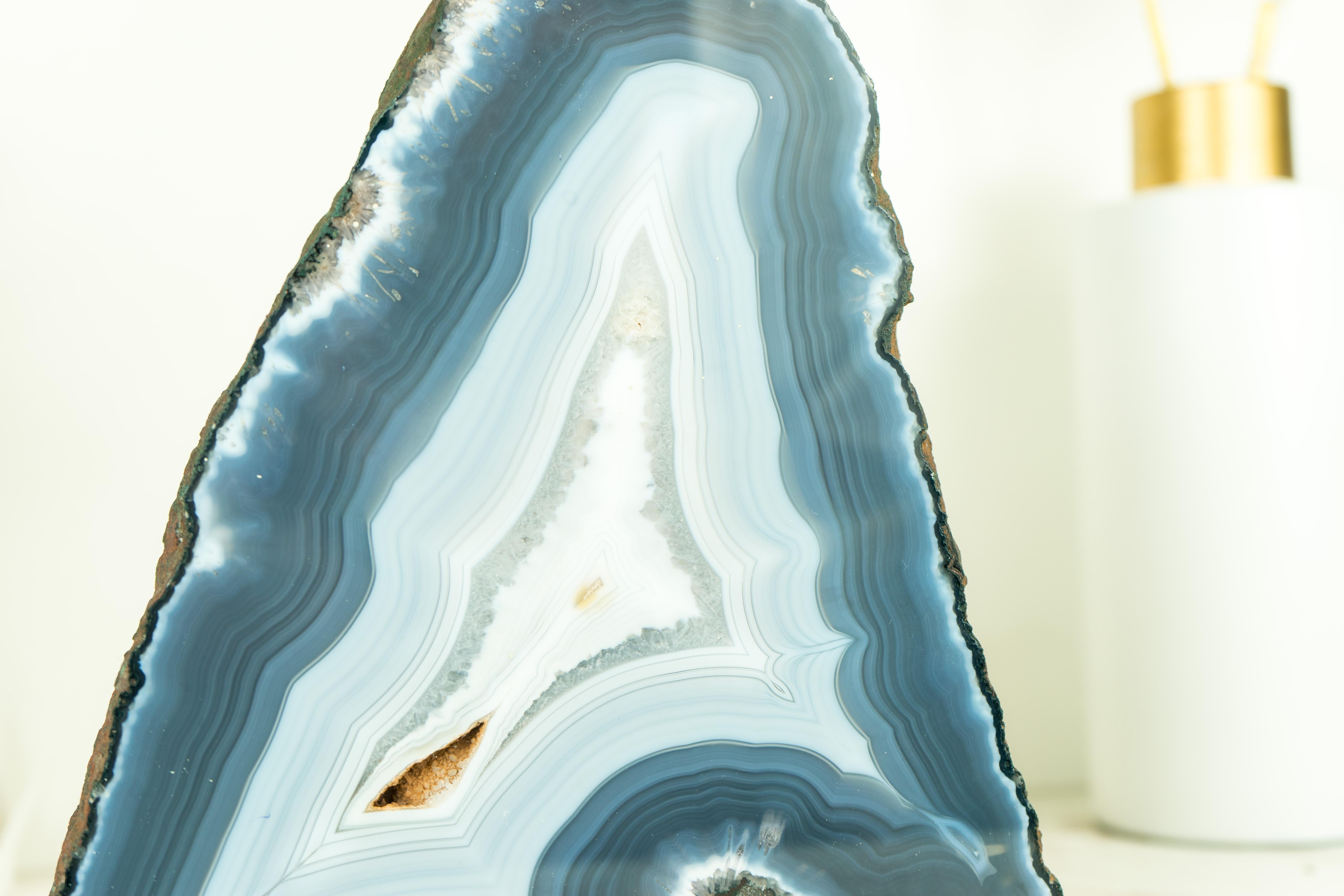 Blauer Spitzen-Achat-Geode mit seltenen Einschlüssen, ein natürliches Kunstwerk im Angebot 2