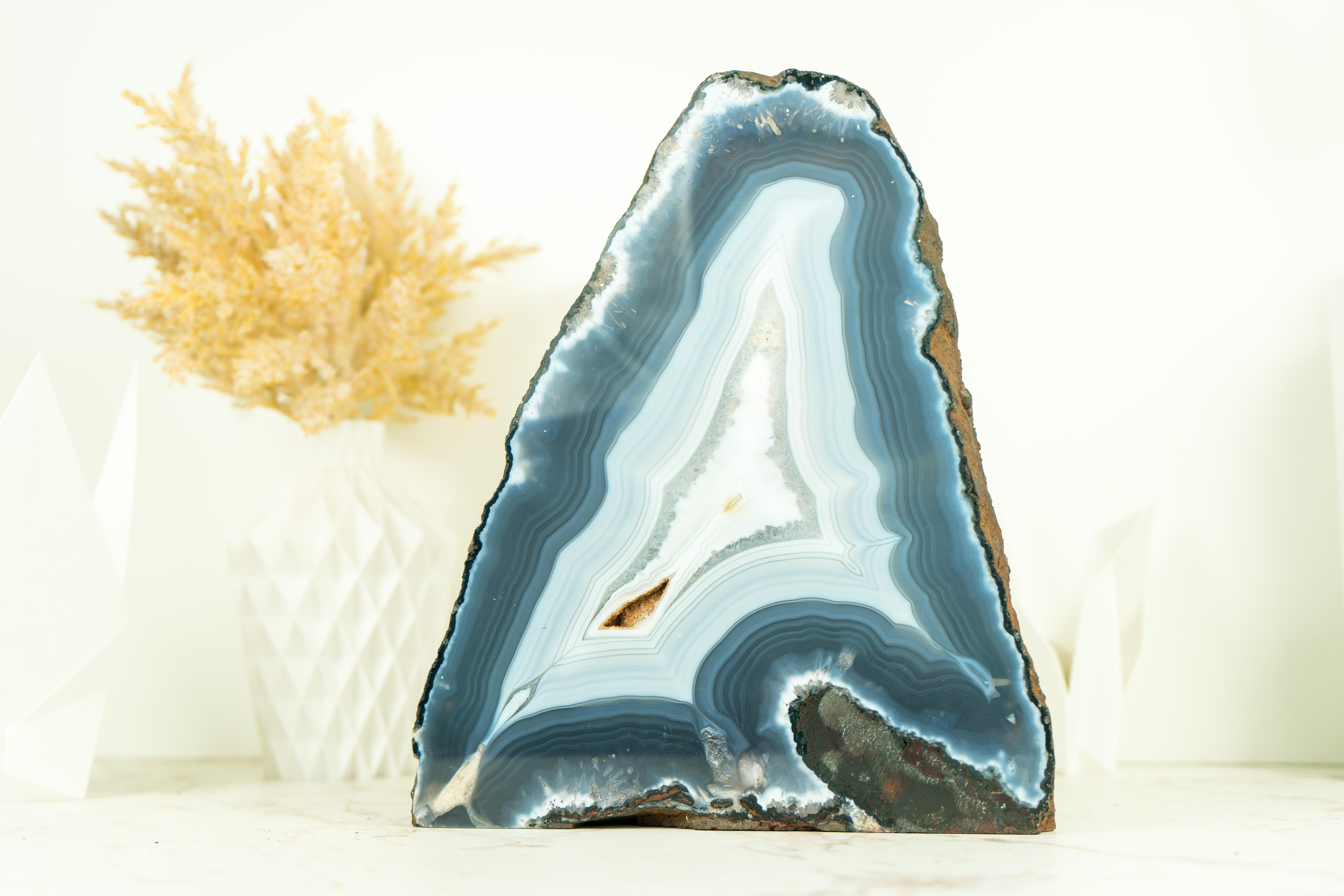 Blauer Spitzen-Achat-Geode mit seltenen Einschlüssen, ein natürliches Kunstwerk im Angebot 3