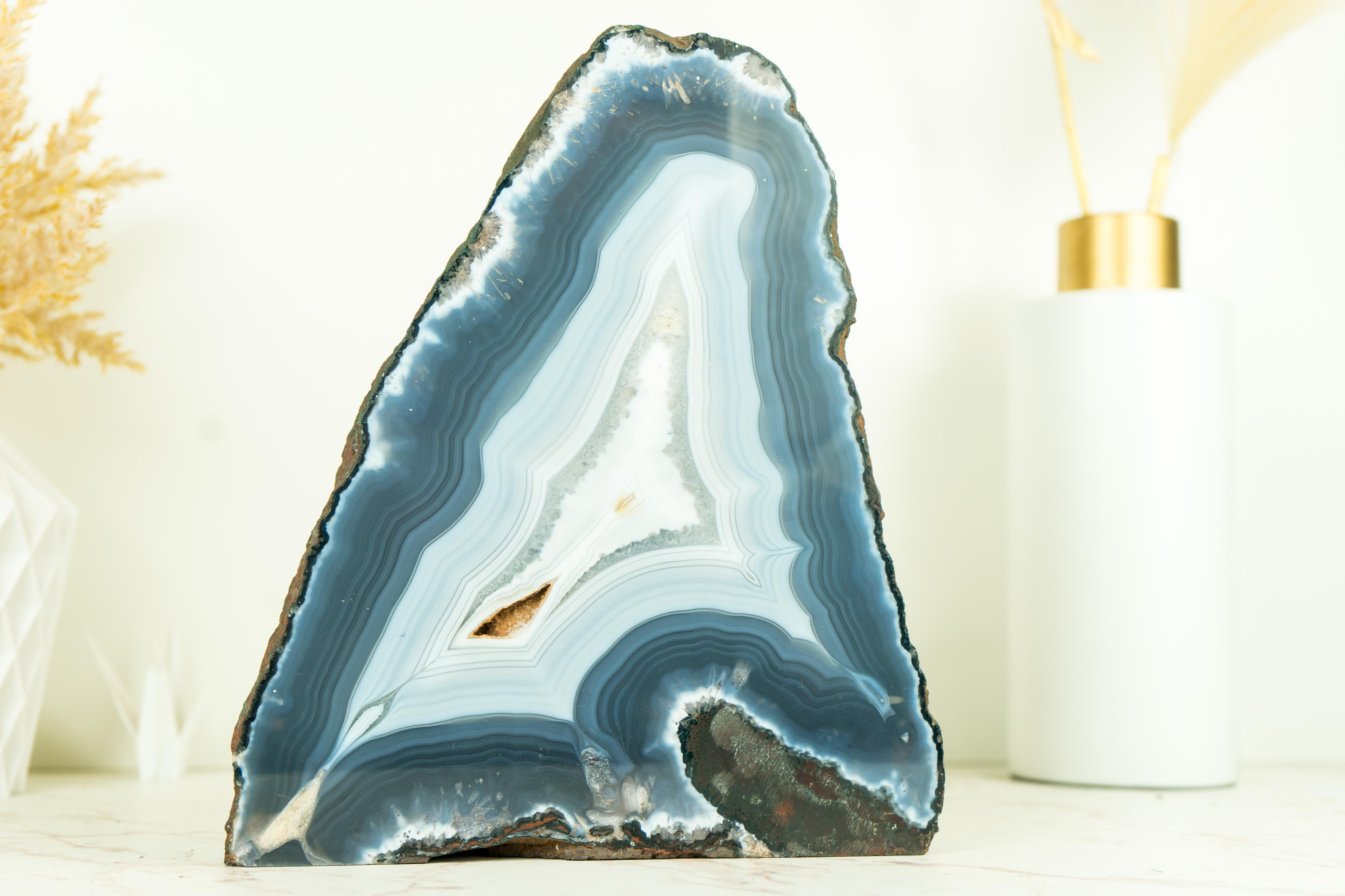 Blauer Spitzen-Achat-Geode mit seltenen Einschlüssen, ein natürliches Kunstwerk im Angebot 4