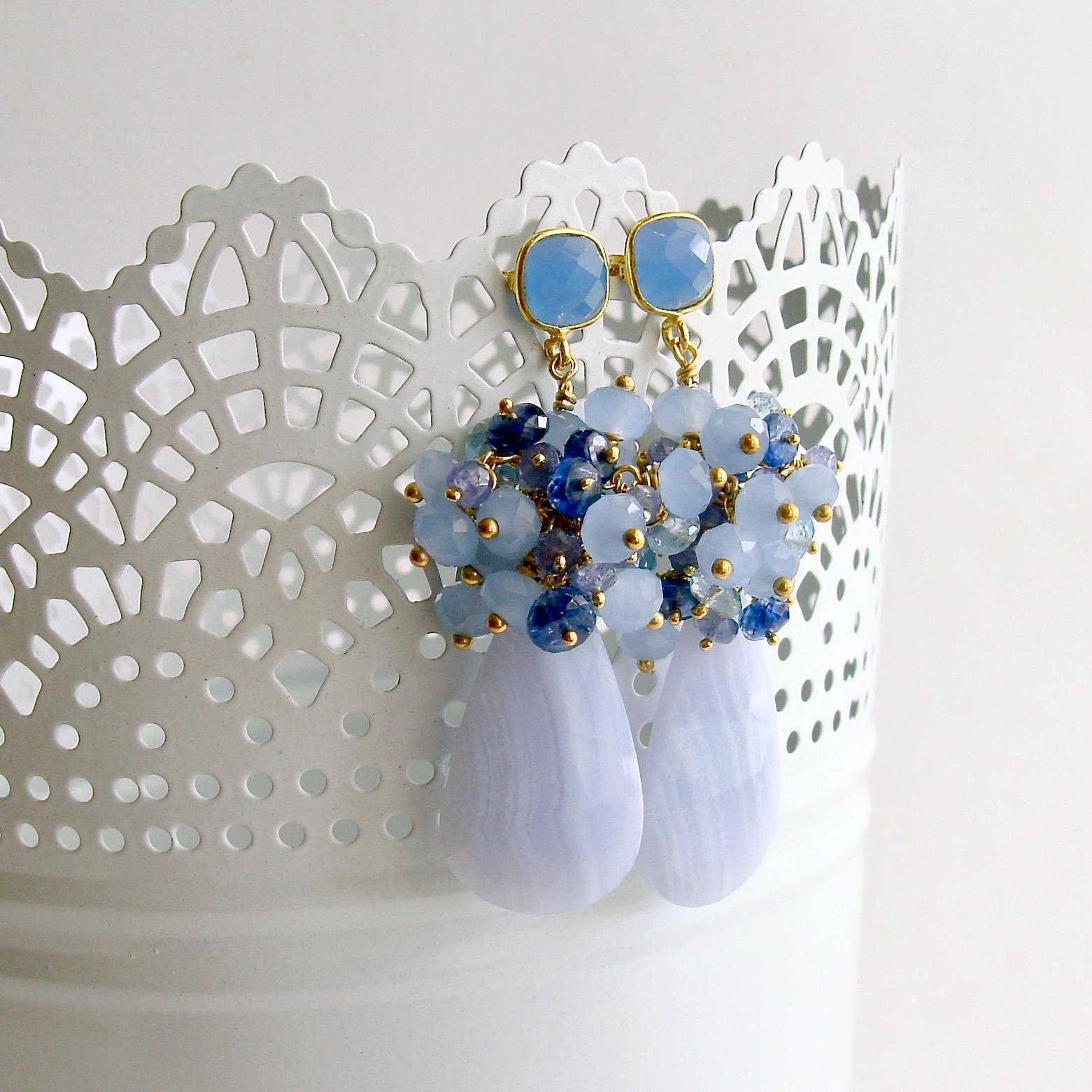Il blu pervinca è uno di quei colori estivi che dona a tutti quella sana luminosità -.  come se avessero trascorso una settimana al mare (anche se tu hai lavorato tutta la settimana isolato nel tuo ufficio)!  Le pere di agata blu sono coronate da