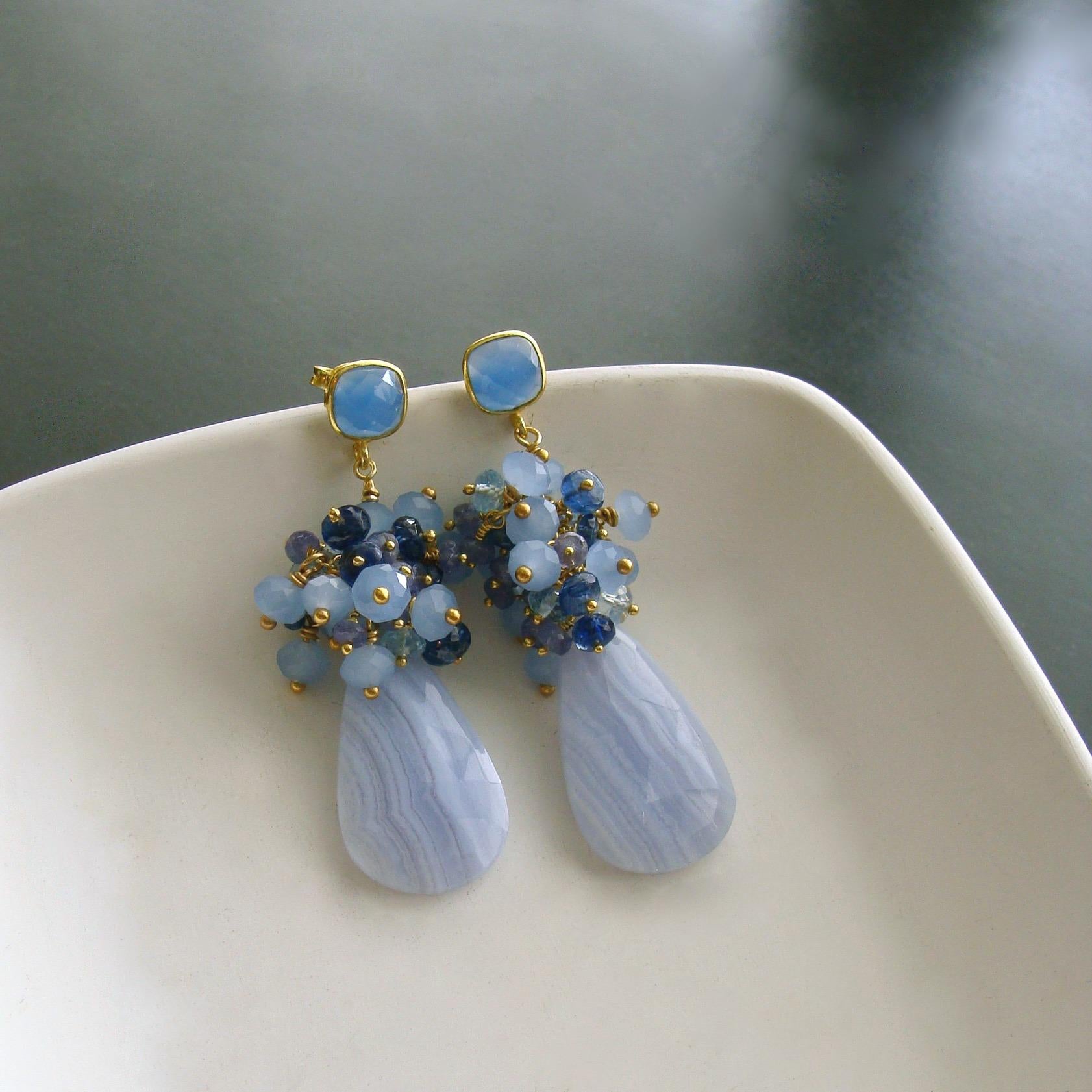 Ophelia-Cluster-Ohrringe mit blauem Spitzenachat, Tansanit, Topas und Kyanit (Perle) im Angebot