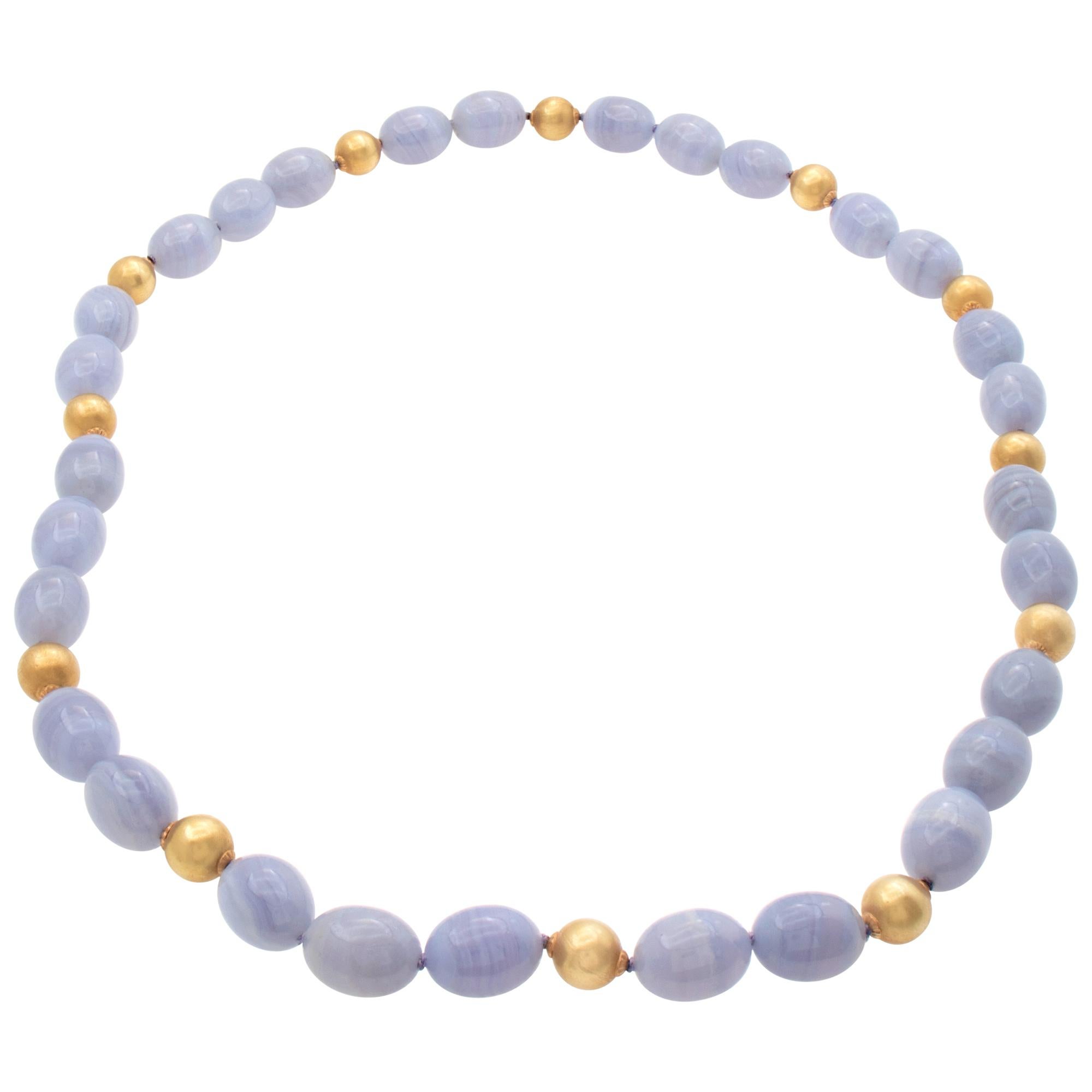 Blaue Chalcedon-Halskette aus blauer Spitze mit 18 Karat Goldperlen Damen im Angebot