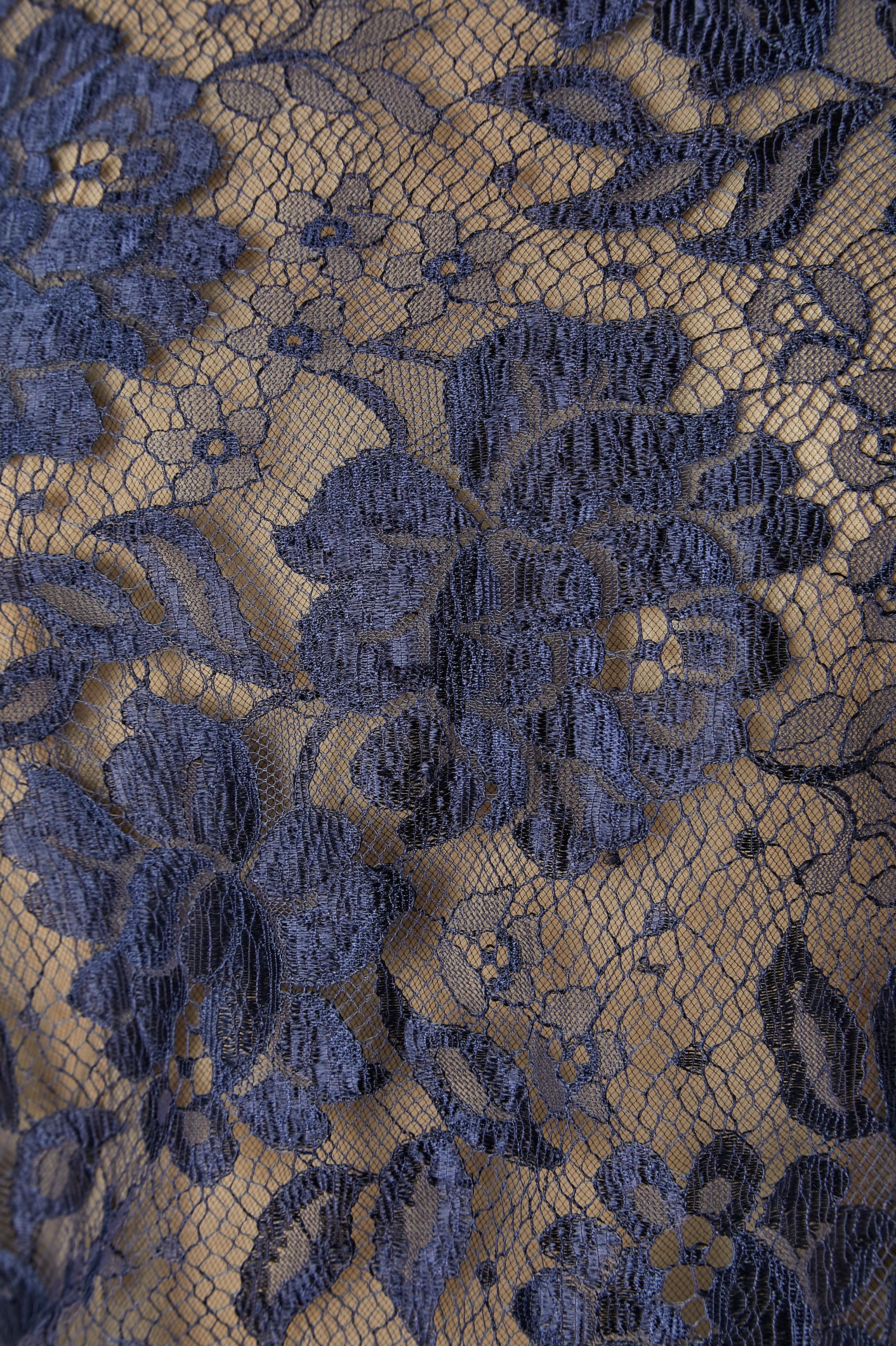 Robe de soirée en dentelle bleue avec volants. Doublure en polyester (couleur nude à l'intérieur du haut et marine à l'intérieur du bas) 
Fermeture à glissière au milieu du dos et bouton-pression. 
Taille 6 sur l'étiquette / M 

