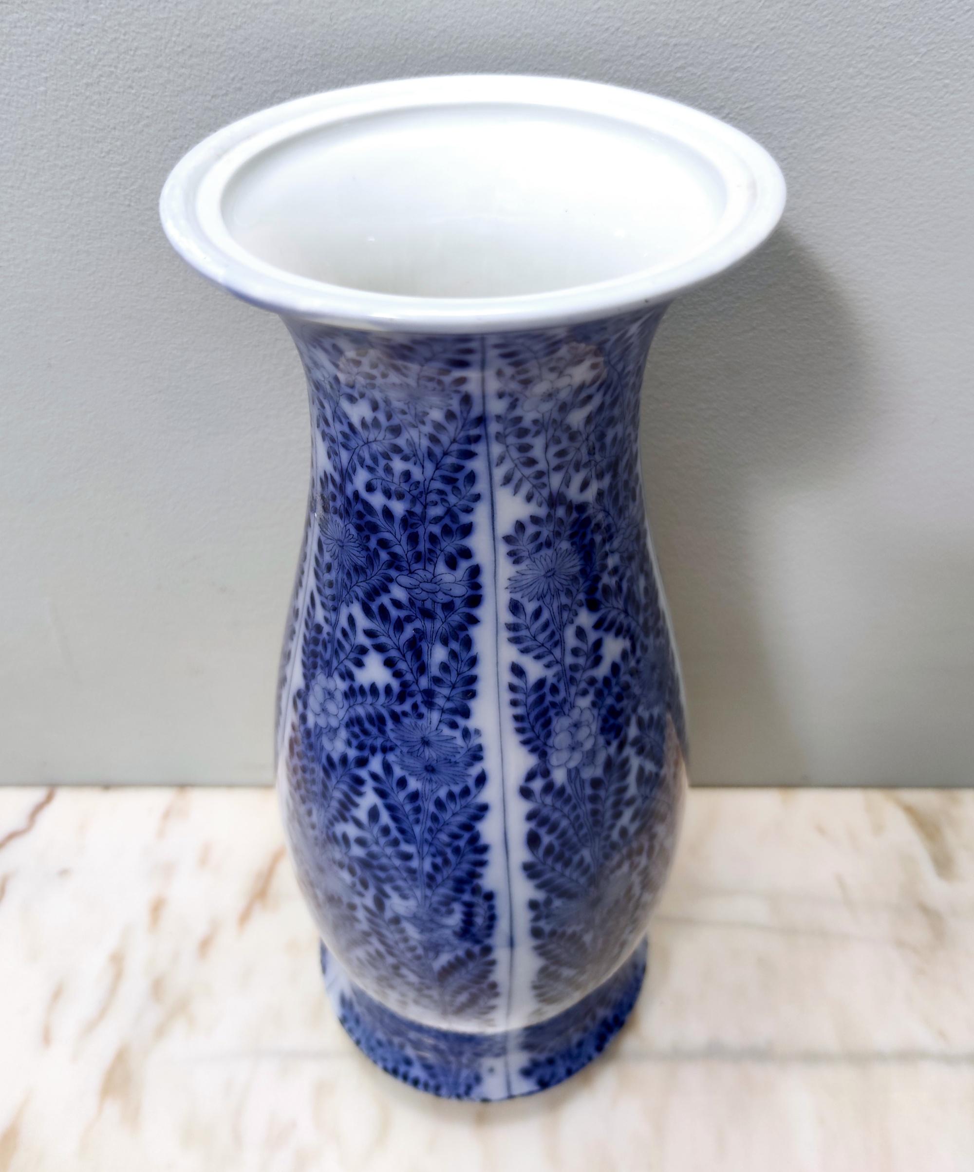 Milieu du XXe siècle Vase en céramique laquée bleue de style chinoiserie Laveno, Italie en vente