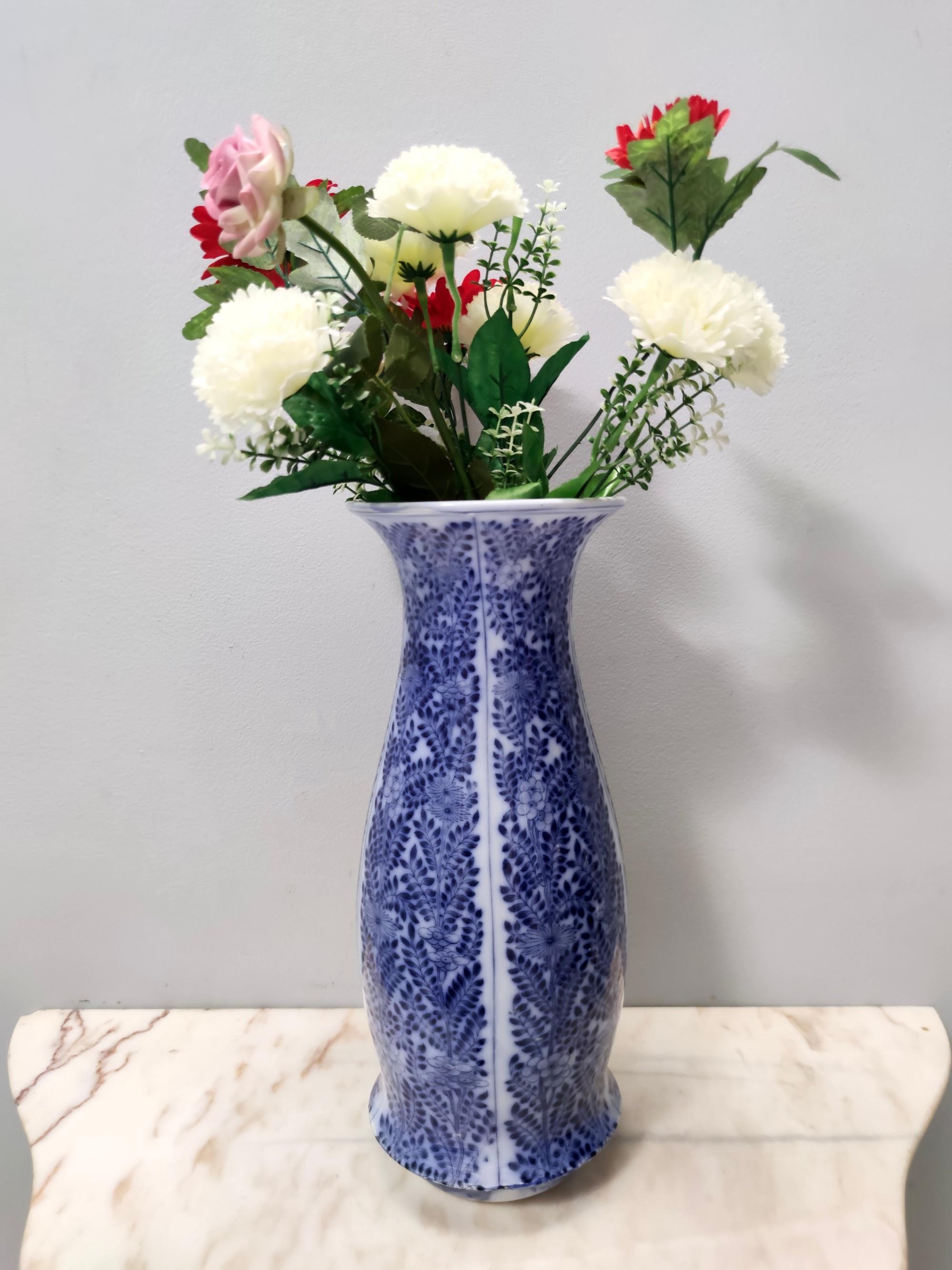 Fabriqué en Italie, années 1940 - 1950. 
Ce vase en céramique laquée bleue de Laveno, Italie. 
Il s'agit d'une pièce d'époque, qui peut donc présenter de légères traces d'utilisation, mais qui peut être considérée comme étant en parfait état