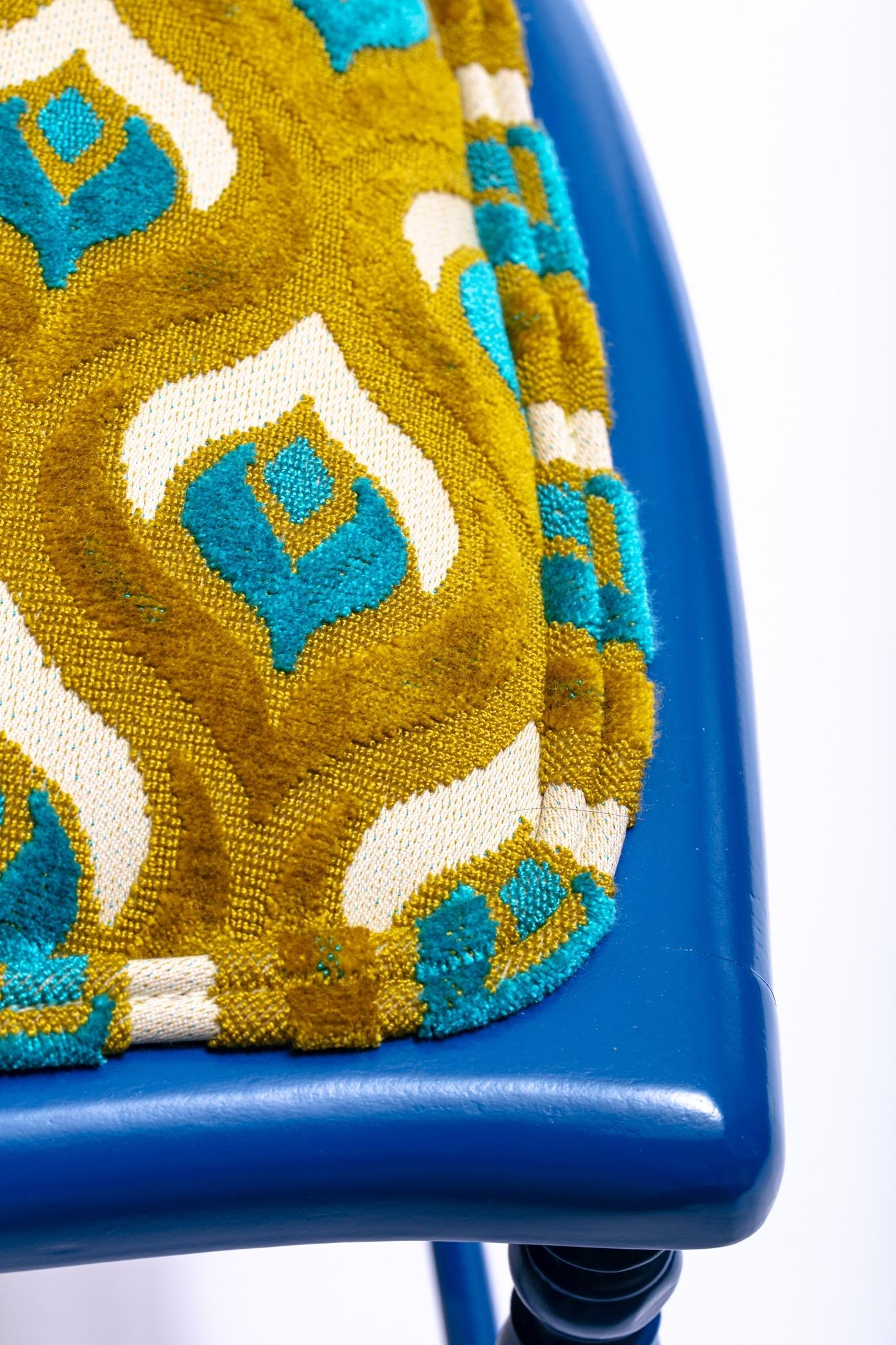 Blau lackierter Chiavari-Beistellstuhl mit Pfauenfedern aus zugeschnittenem Samt im Angebot 3