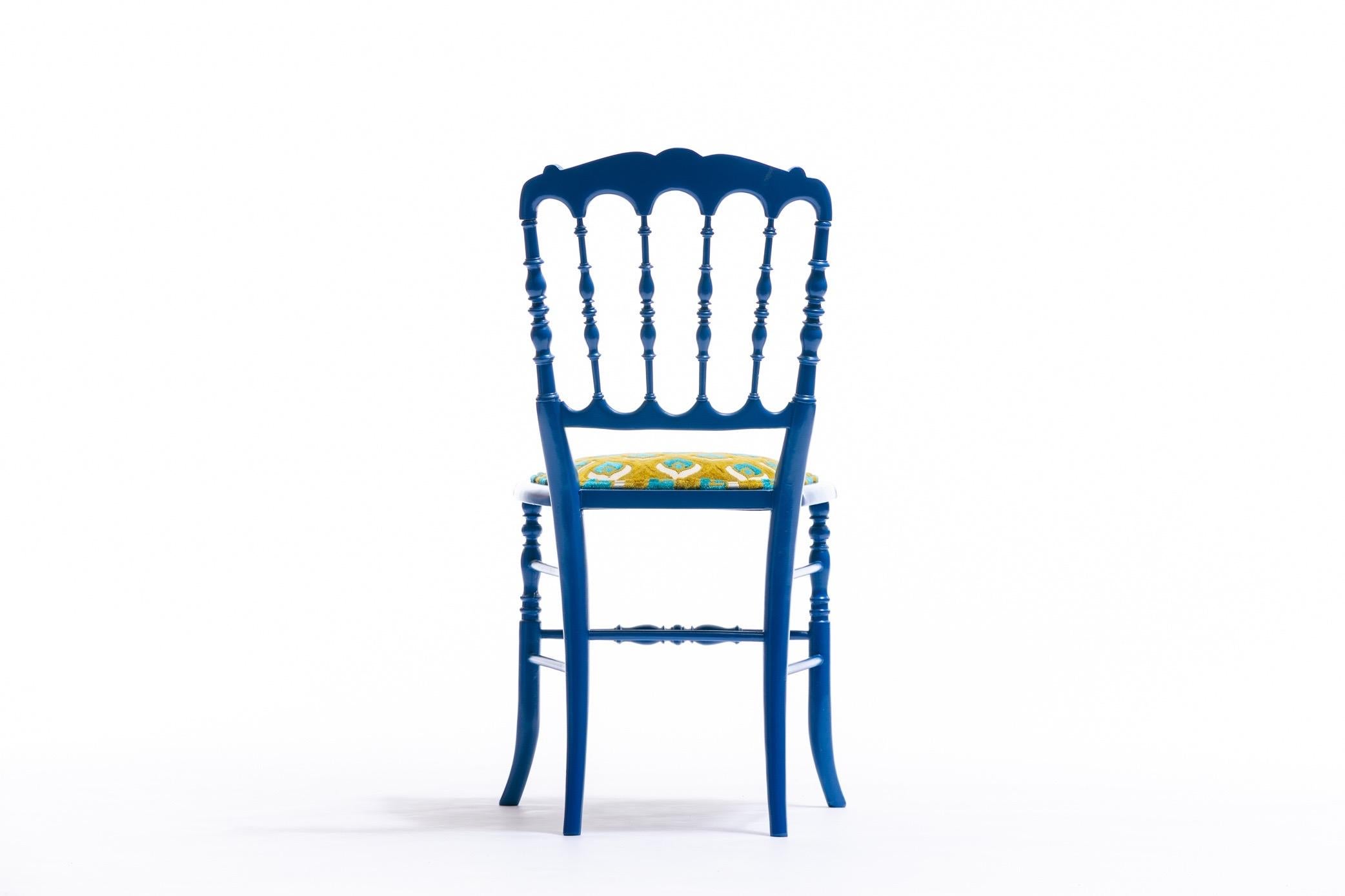 Blau lackierter Chiavari-Beistellstuhl mit Pfauenfedern aus zugeschnittenem Samt im Angebot 6