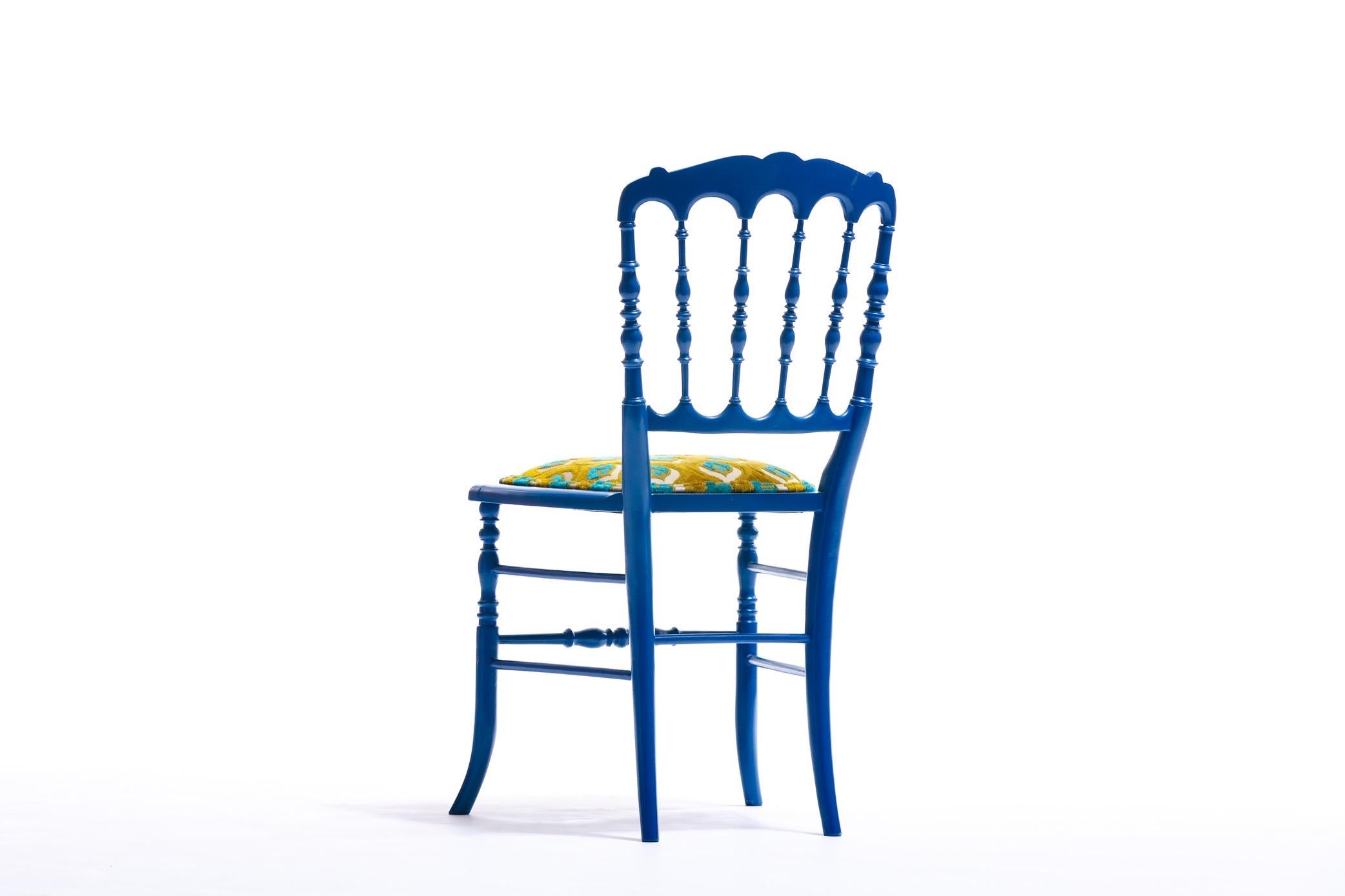 Blau lackierter Chiavari-Beistellstuhl mit Pfauenfedern aus zugeschnittenem Samt im Angebot 7