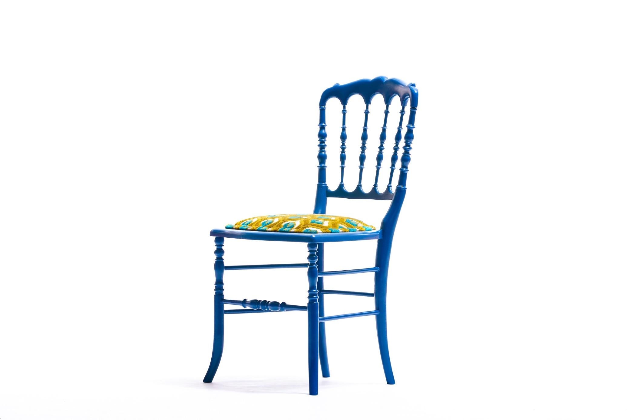 Blau lackierter Chiavari-Beistellstuhl mit Pfauenfedern aus zugeschnittenem Samt im Angebot 10