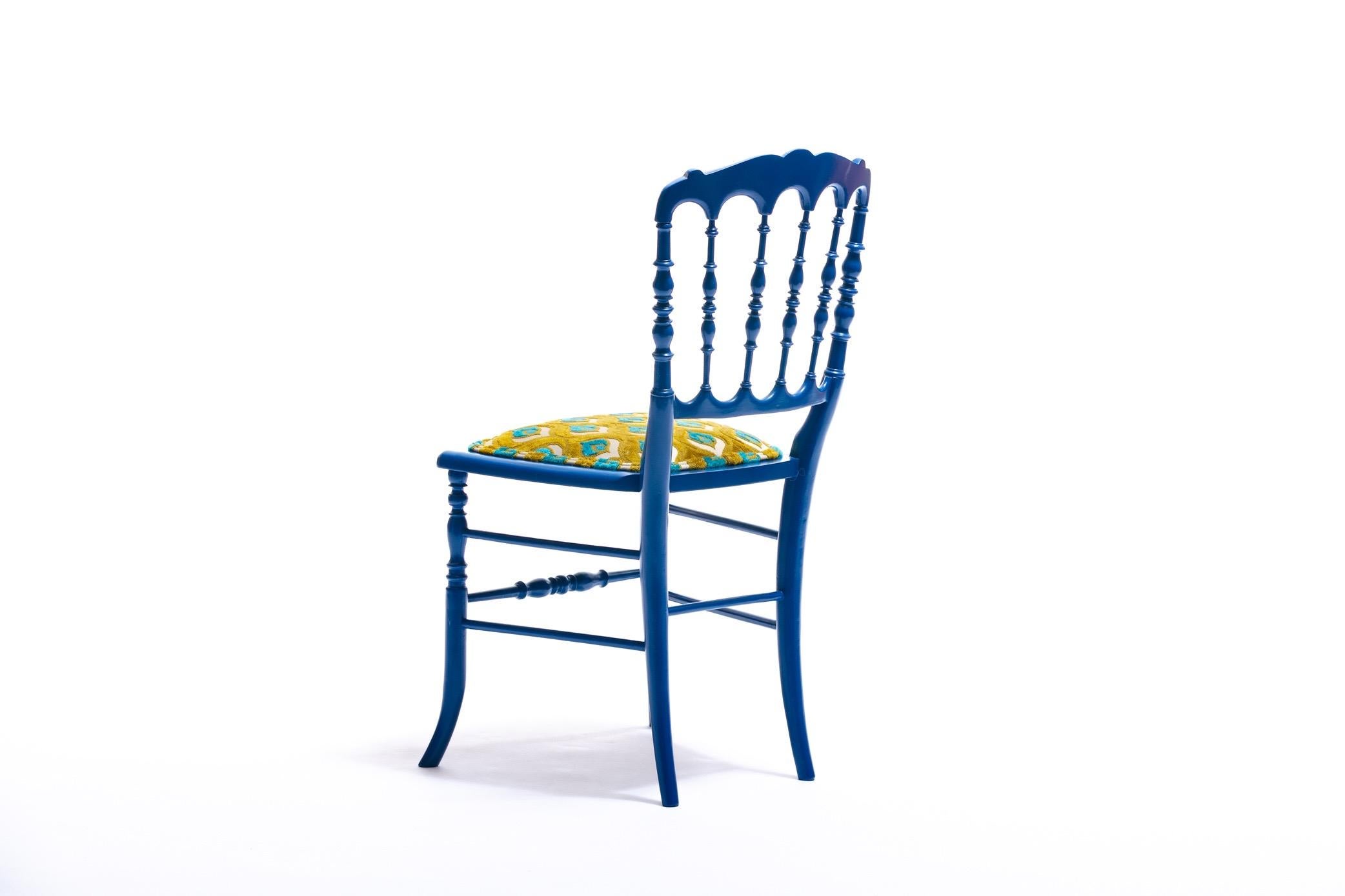Blau lackierter Chiavari-Beistellstuhl mit Pfauenfedern aus zugeschnittenem Samt im Angebot 13