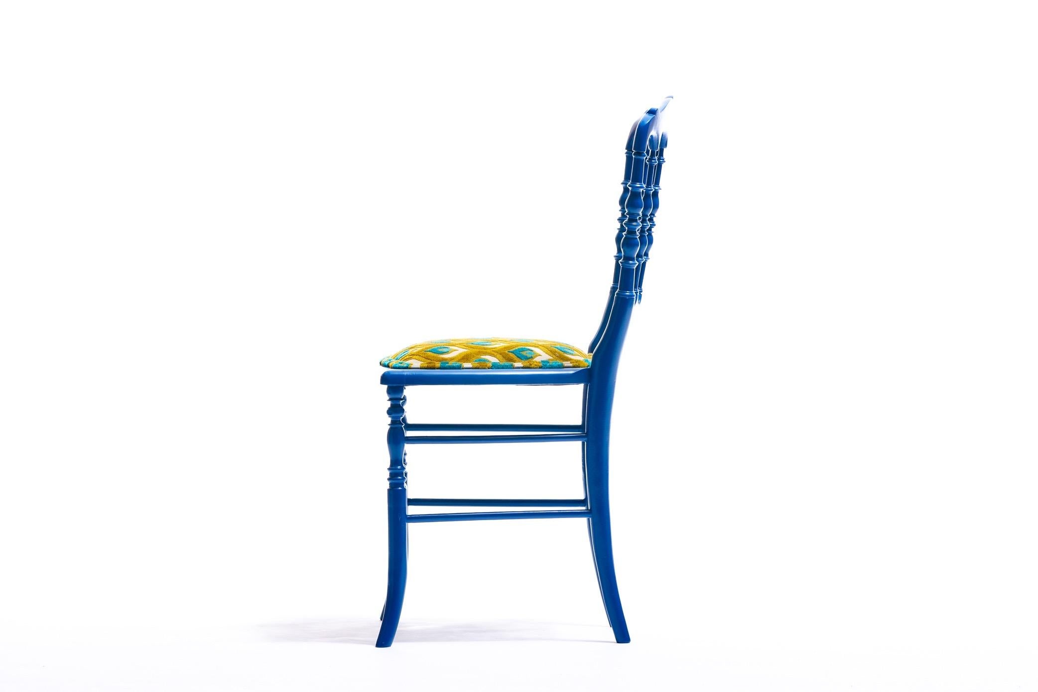 Blau lackierter Chiavari-Beistellstuhl mit Pfauenfedern aus zugeschnittenem Samt (Hollywood Regency) im Angebot