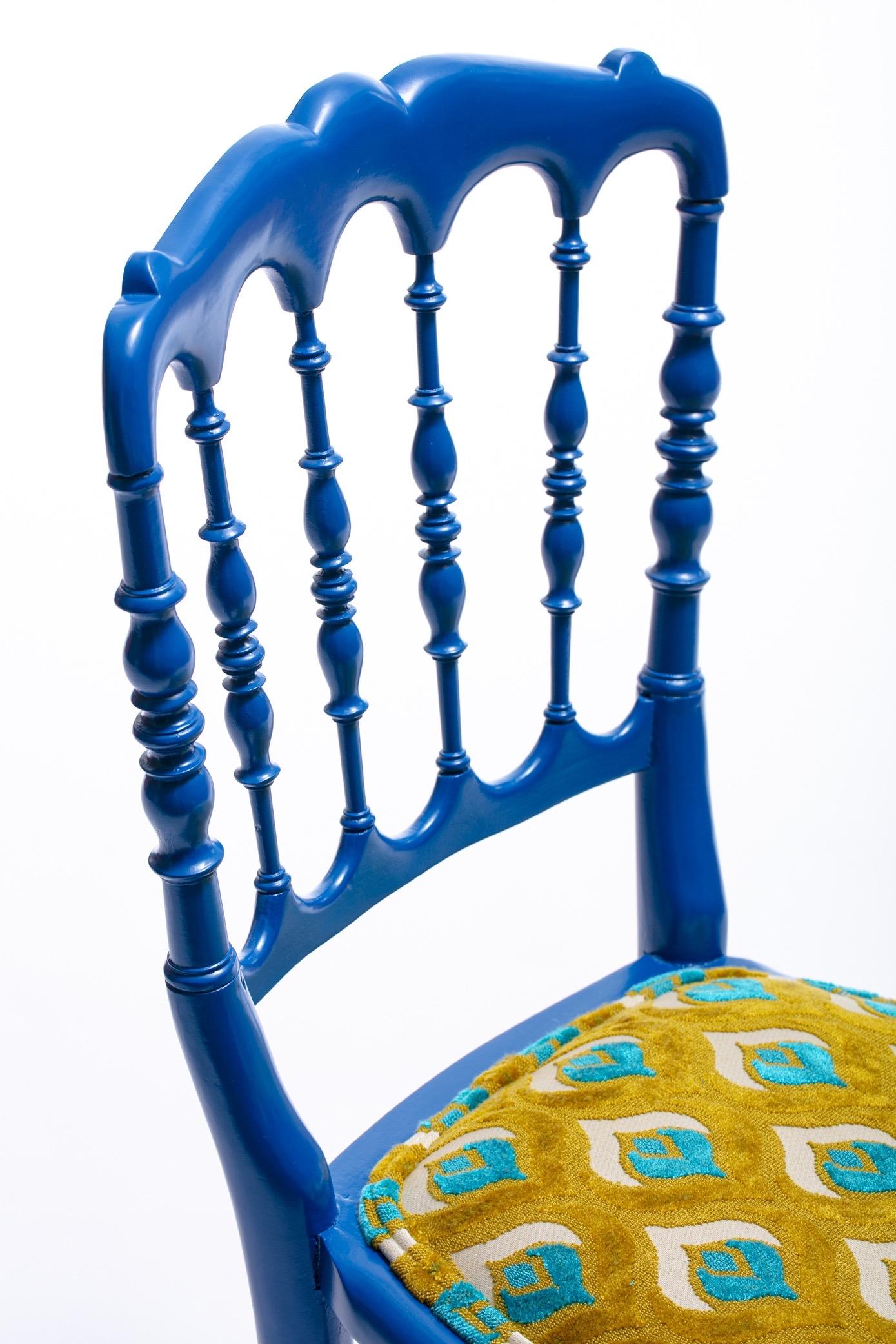 Hollywood Regency Chaise d'appoint Chiavari laquée bleue avec plumes de paon en velours coupé en vente