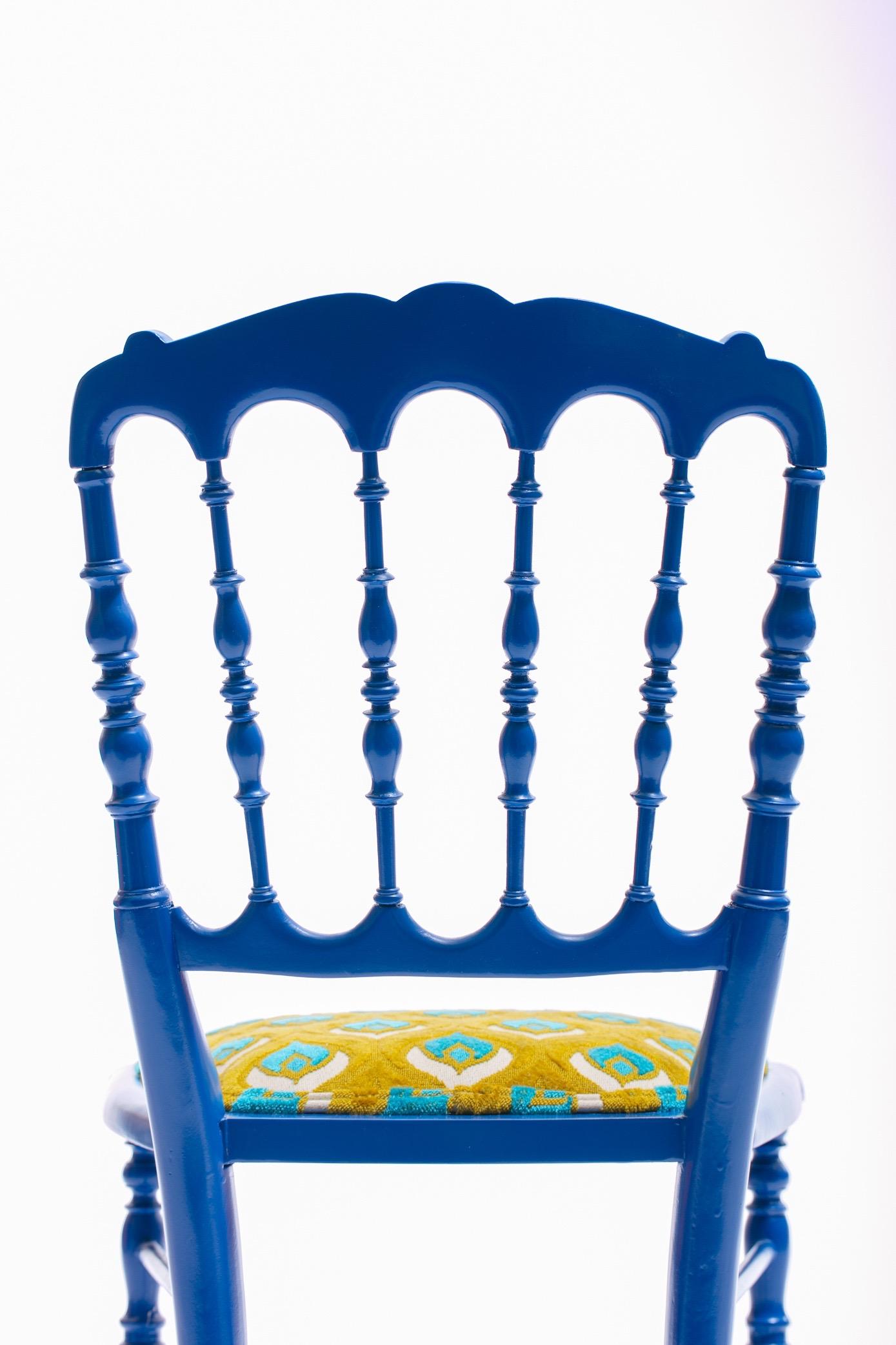 Milieu du XXe siècle Chaise d'appoint Chiavari laquée bleue avec plumes de paon en velours coupé en vente