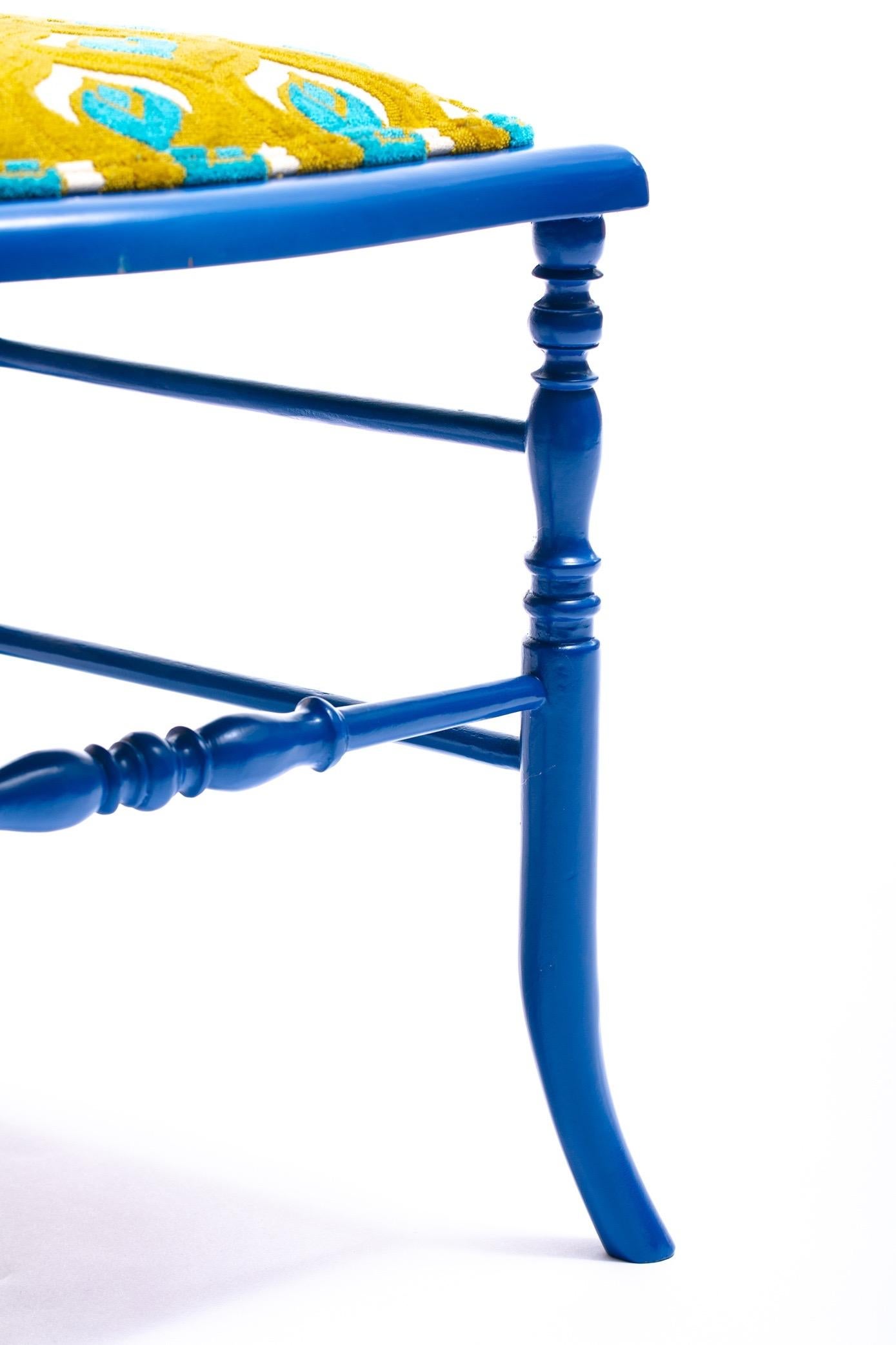 Blau lackierter Chiavari-Beistellstuhl mit Pfauenfedern aus zugeschnittenem Samt im Angebot 1