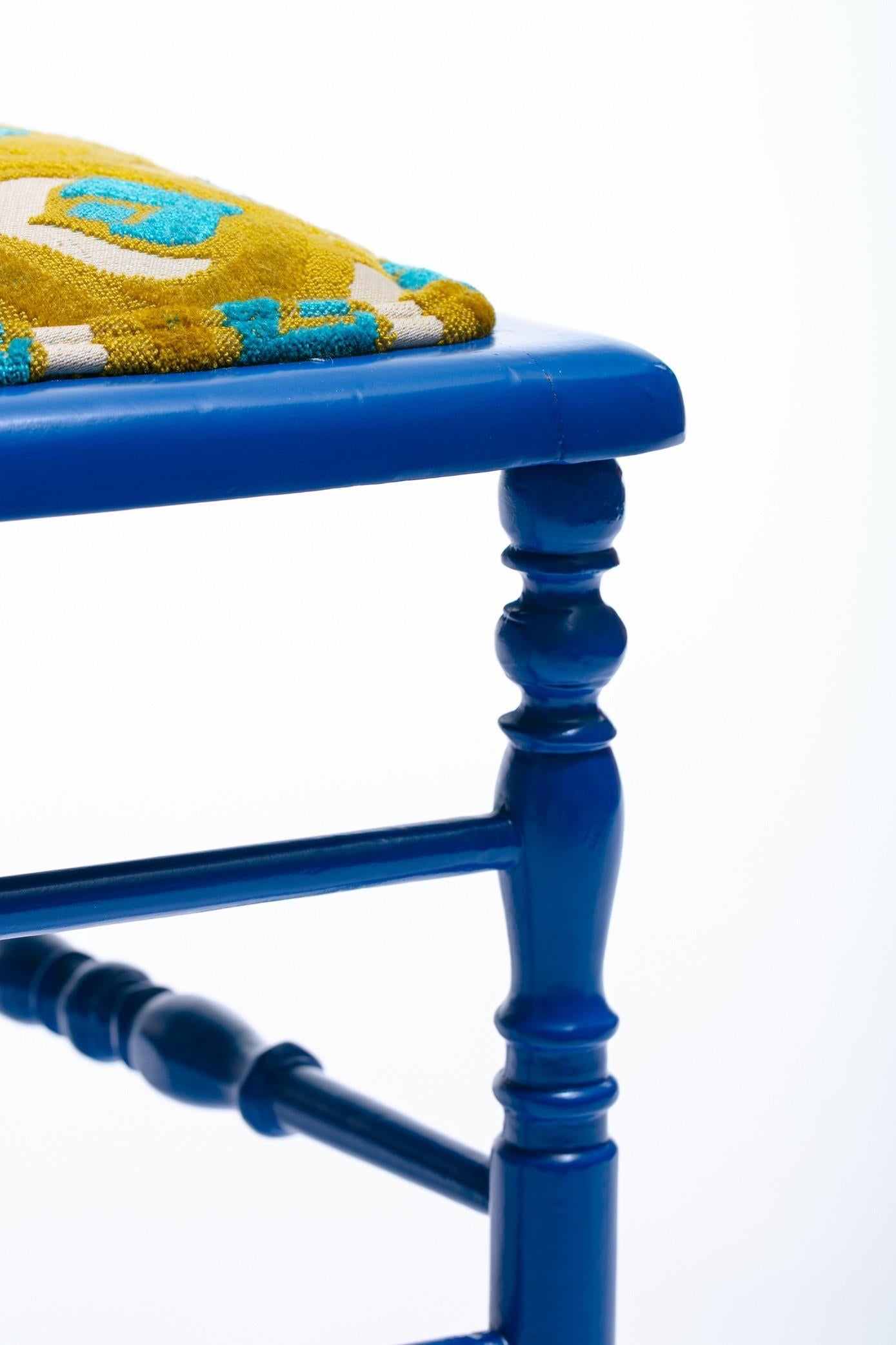 Blau lackierter Chiavari-Beistellstuhl mit Pfauenfedern aus zugeschnittenem Samt im Angebot 2