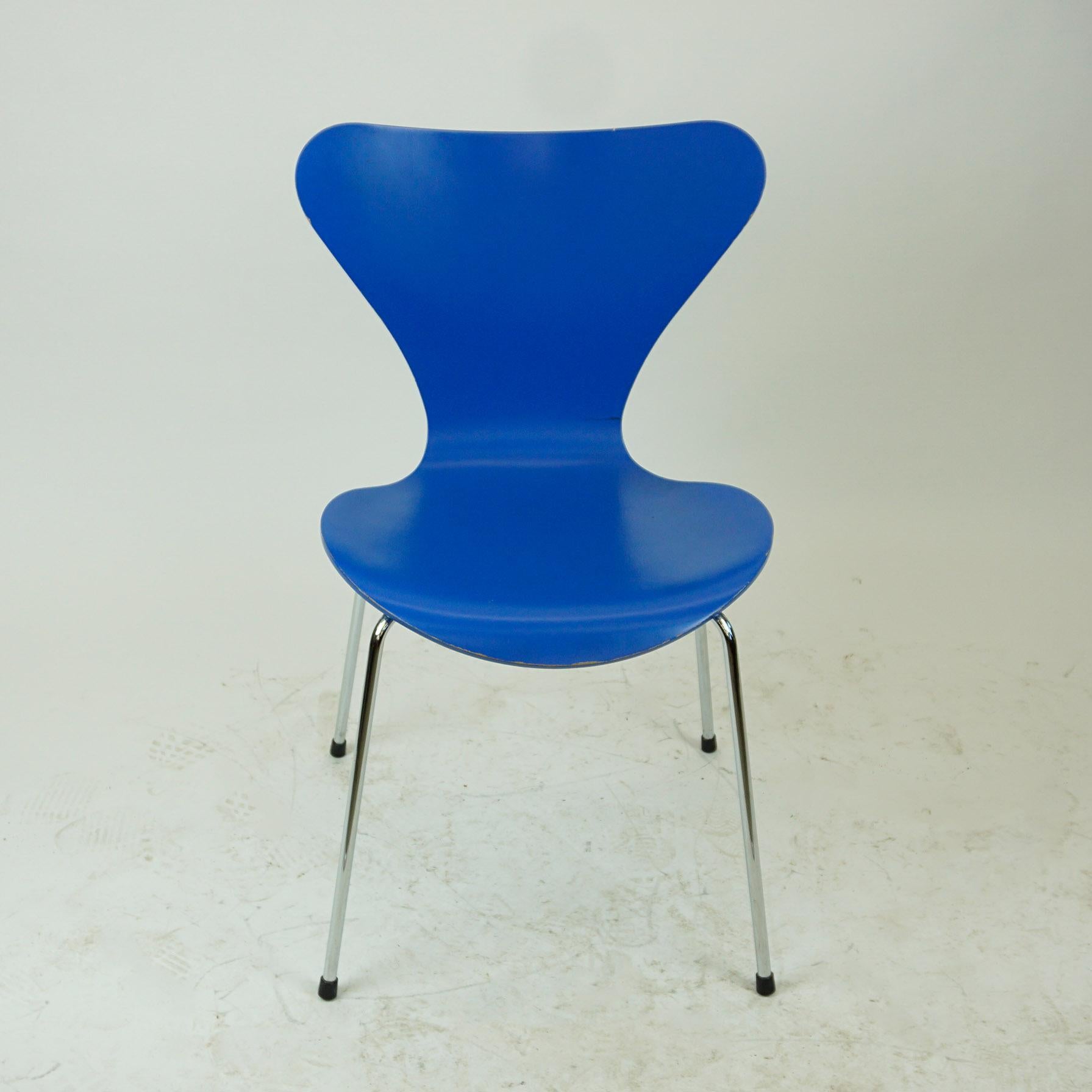 Iconic Arne Jacobsen model 3107, the so-called series 7 or butterfly chair for Fritz Hansen. This edition is made of blue lacquered plywood with chromed legs and was produced in 2000 as marked on the original manufacturers label on the