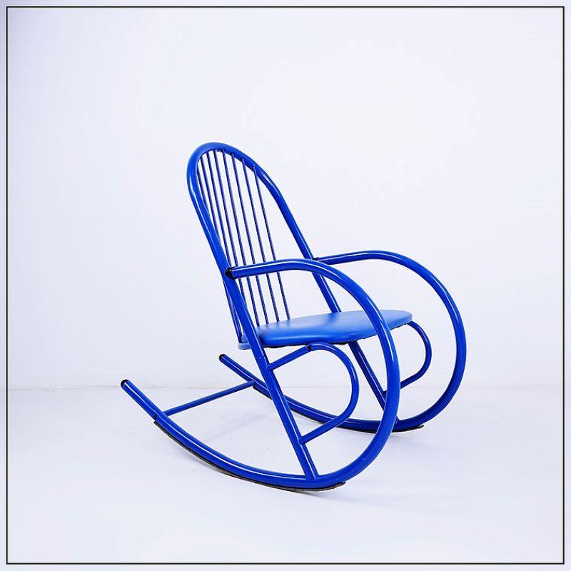 Chaise à bascule tubulaire laquée bleue, années 1970 en vente 4