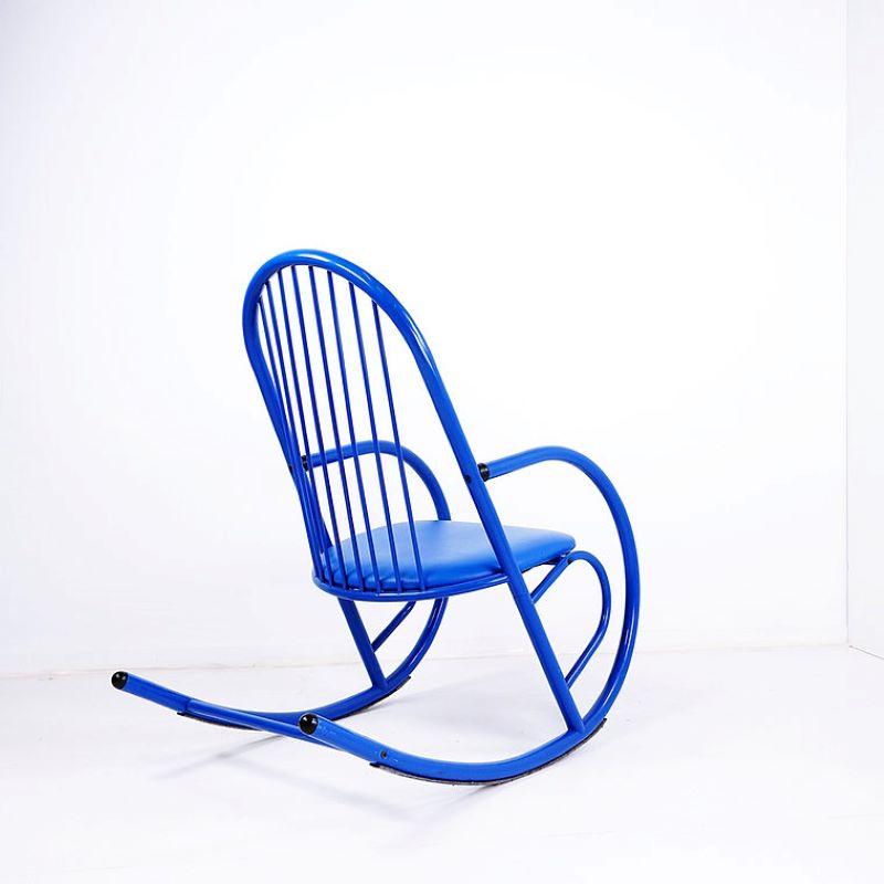 Un grand fauteuil à bascule confortable avec une touche de couleur vive.
